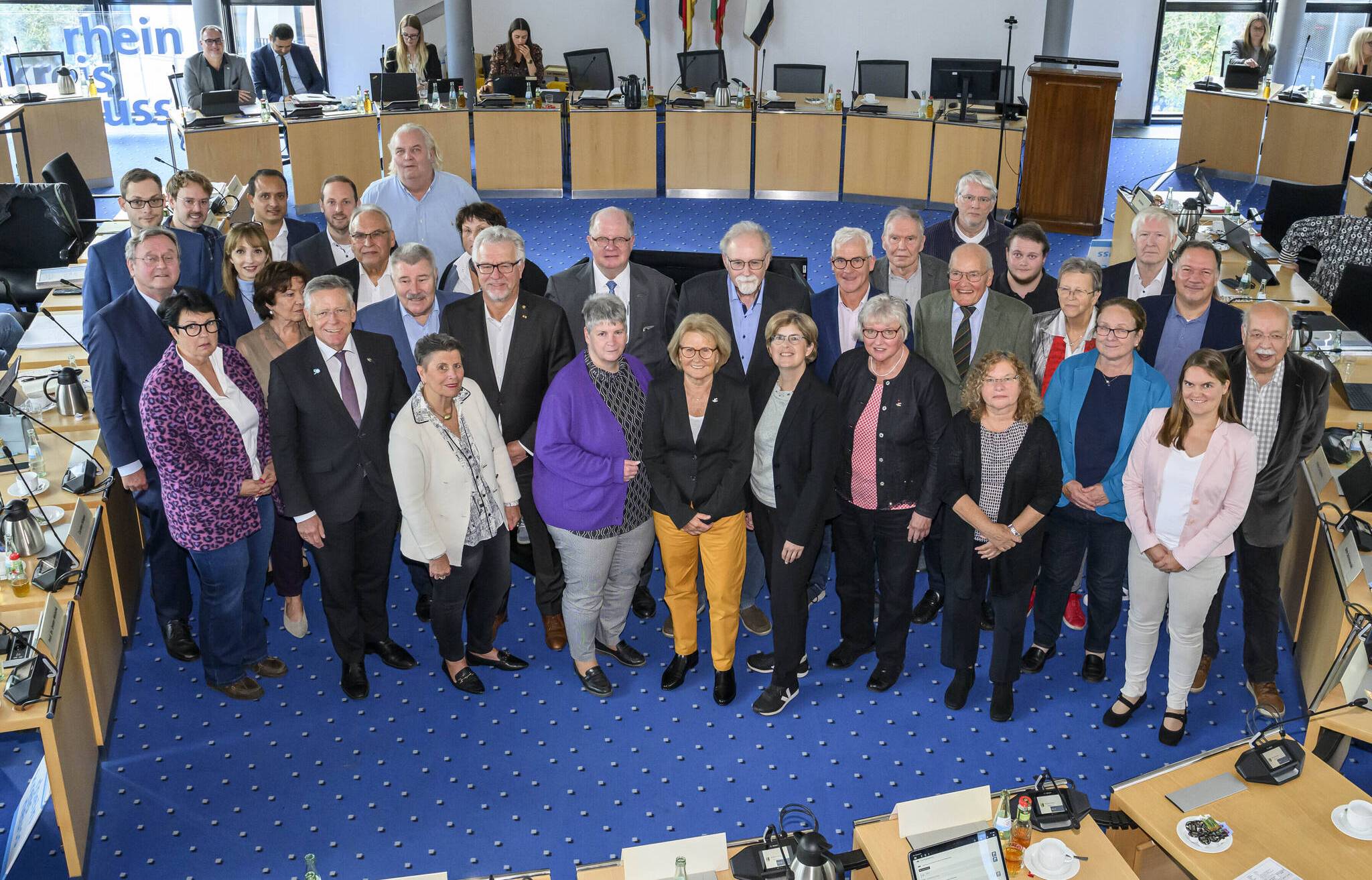 Landrat Hans-Jürgen Petrauschke (2.v.l.) verabschiedete 37