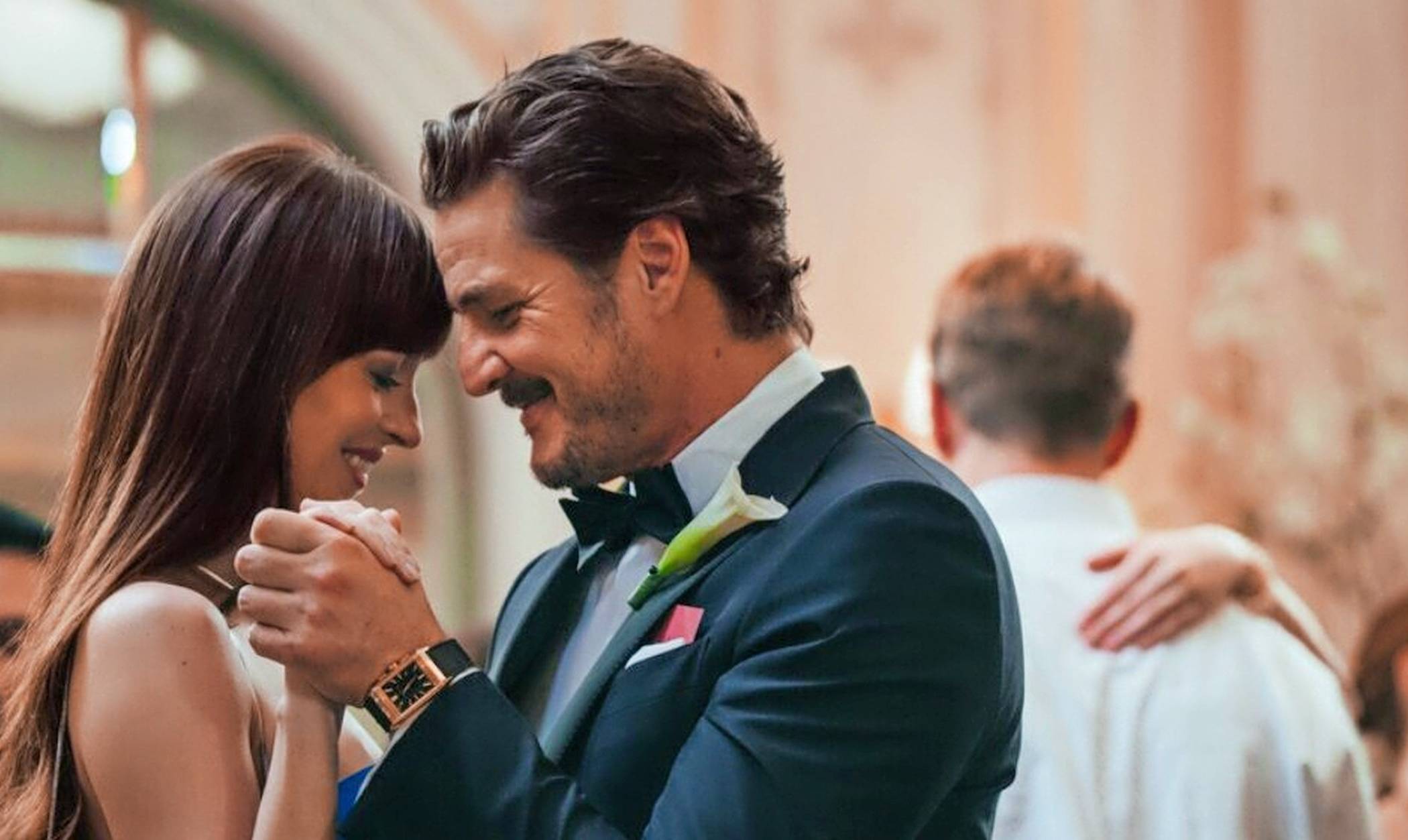 Lucy (Dakota Johnson) bändelt mit Harry