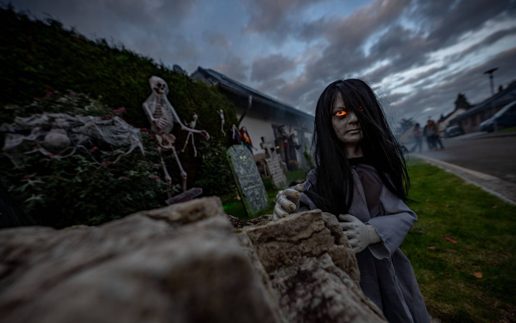 Vor dem Haus der Familie Bosbach, Greiffenbergsacker in Beckrath, tummeln sich dieser Tage finstere Gestalten.