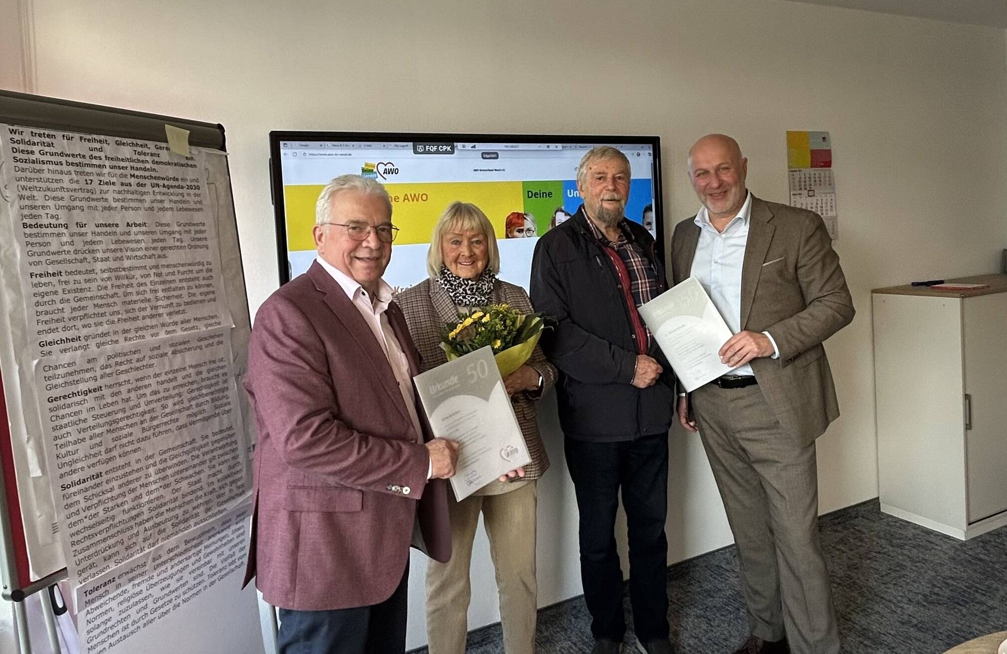  Das Foto zeigt (v.l.) Jochen Gottke, Erika und Dr. Wilfried Scholten und Ibrahim Yetim in der Geschäftsstelle Moers.   