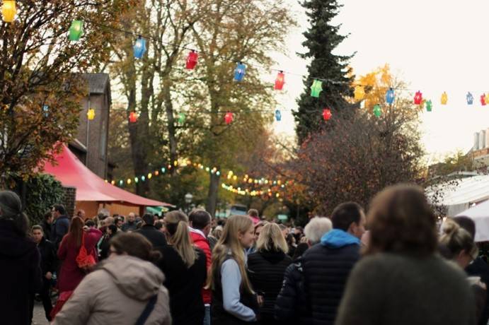  Eine Meile aus bunten Verkaufsständen lädt zum Schlendern und Shoppen ein. Foto: Bethanien Kinderdorf 
