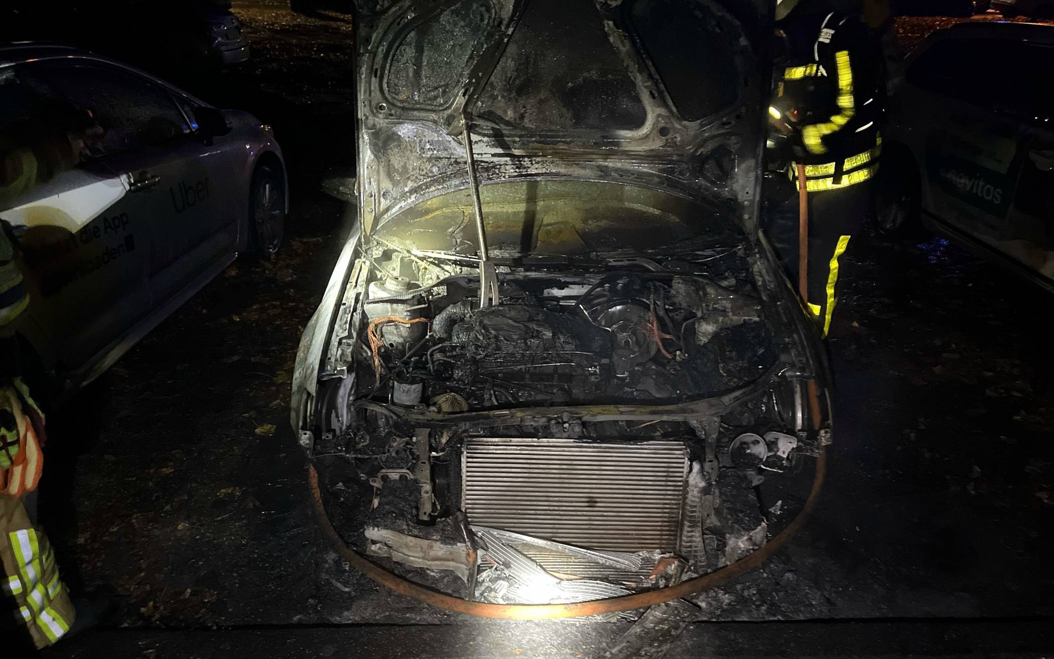 Auto in Vollbrand - Kripo sucht Zeugen