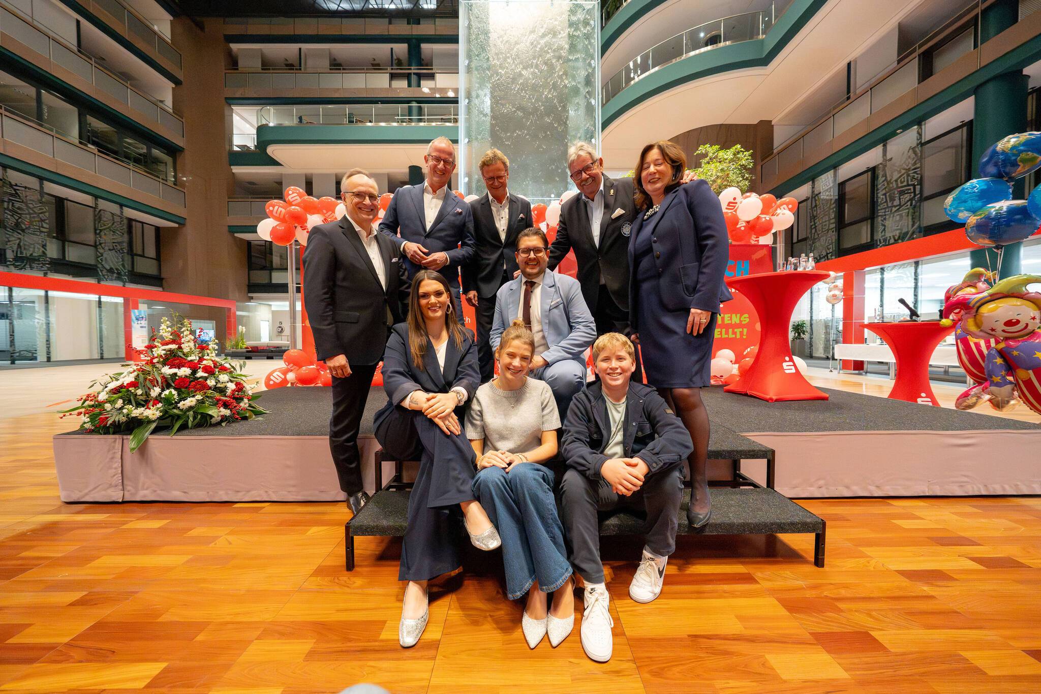  Die künftigen Prinzenpaare Luis und Annick sowie Marc und Janine mit dem Vorstand der Stadtsparkasse Mönchengladbach (v.l.) Antonius Bergmann, Ralf Grewe, Helmut Wilms und Sabine Sarnes sowie dem MKV-Chef Gert Kartheuser (2.v.r.). 