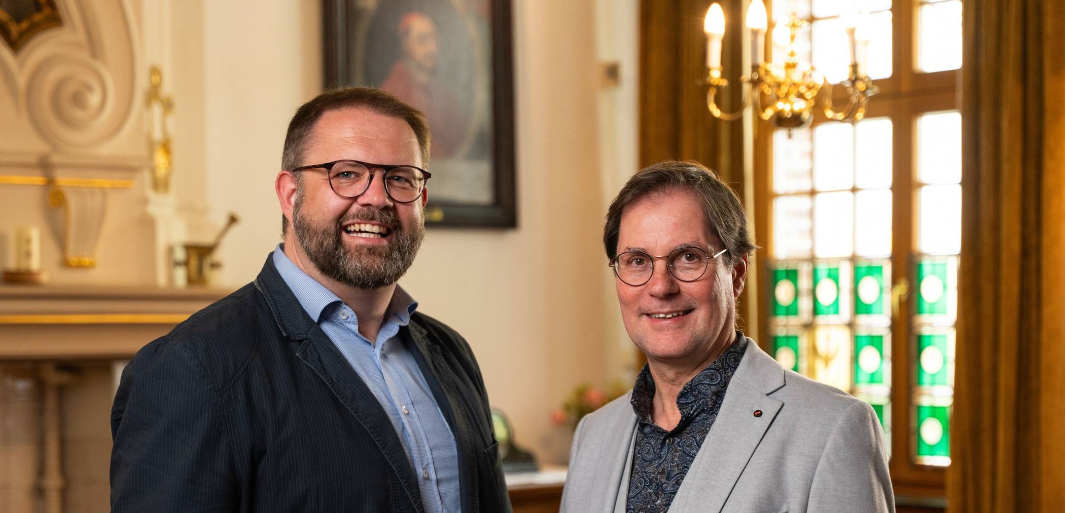 Elmar Lehnen (Basilikaorganist) und Dr. Bastian Rütten (Theologe) sind Teil des künstlerischen Teams von „In Licht gehüllt. Foto: 