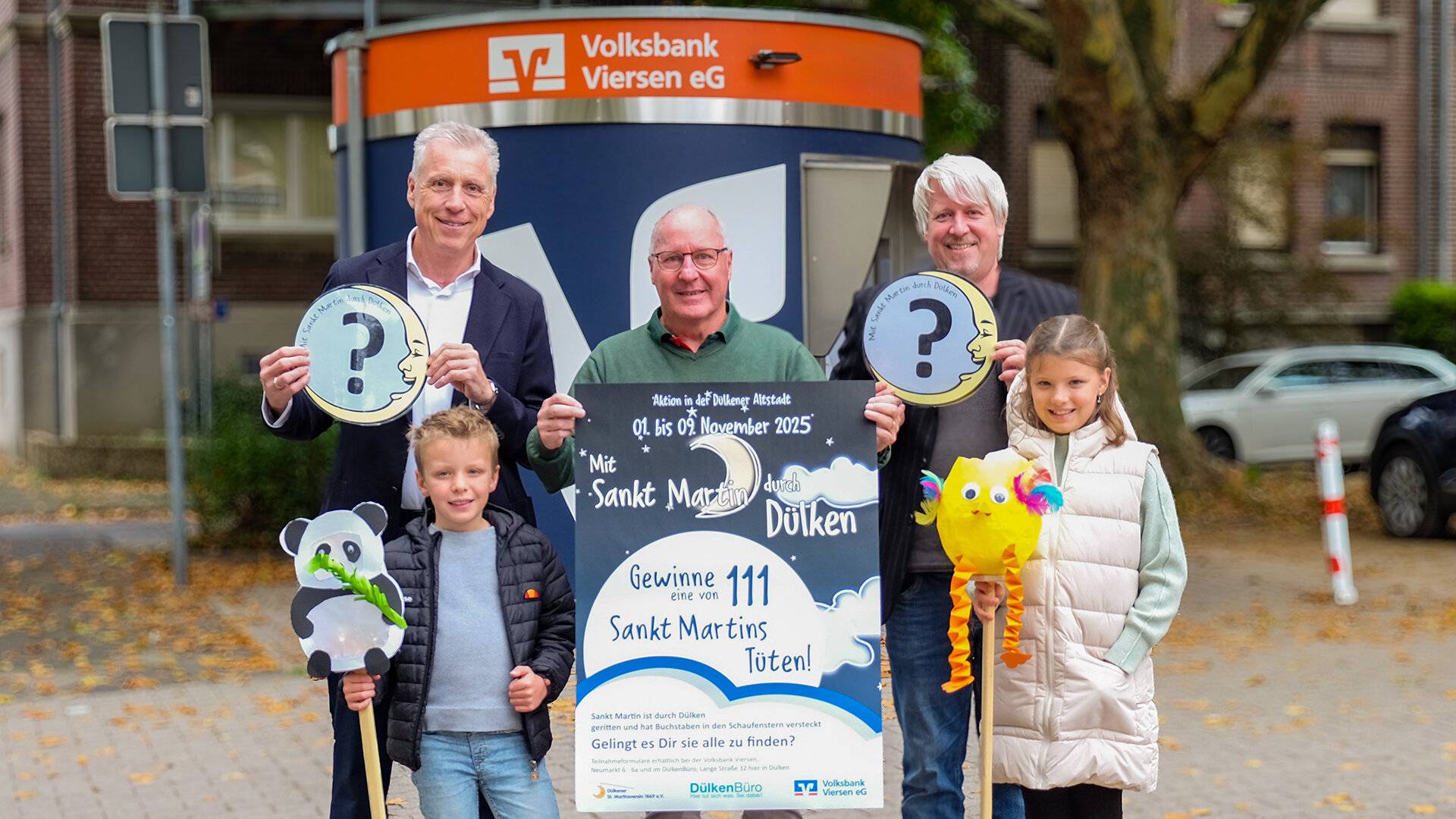 Die Aktion „Mit Sankt Martin durch Dülken“ stellen vor (v.l.): Jürgen Cleven (Sponsor Volksbank Viersen), Bertram Hoogen (Dülkener St. Martinsverein 1869), Andreas Goßen (DülkenBüro) mit Anton und Greta, die ihre selbstgebastelten Fackeln präsentieren.