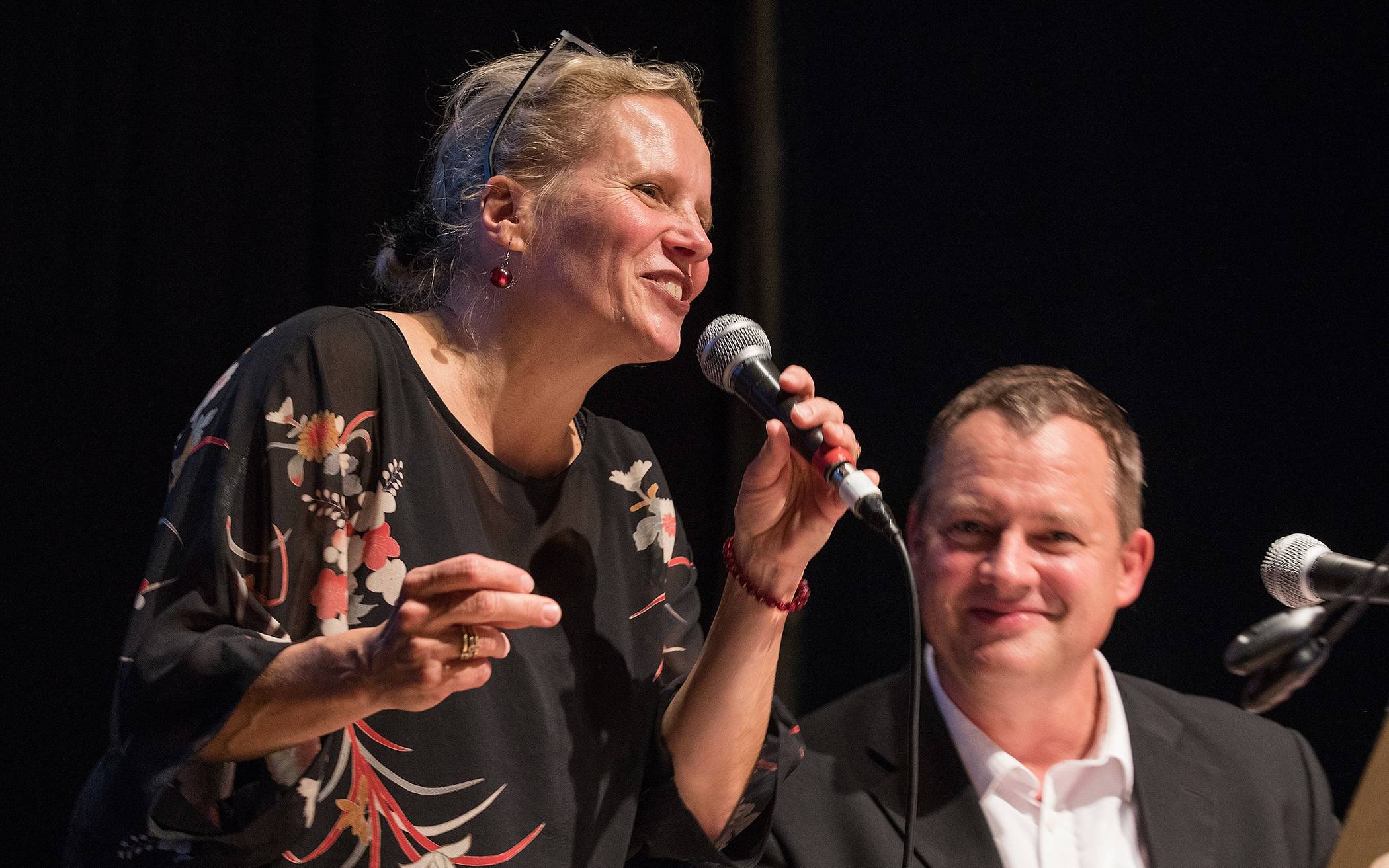 Zwei Live-Musiker begleiten das Publikum: Am