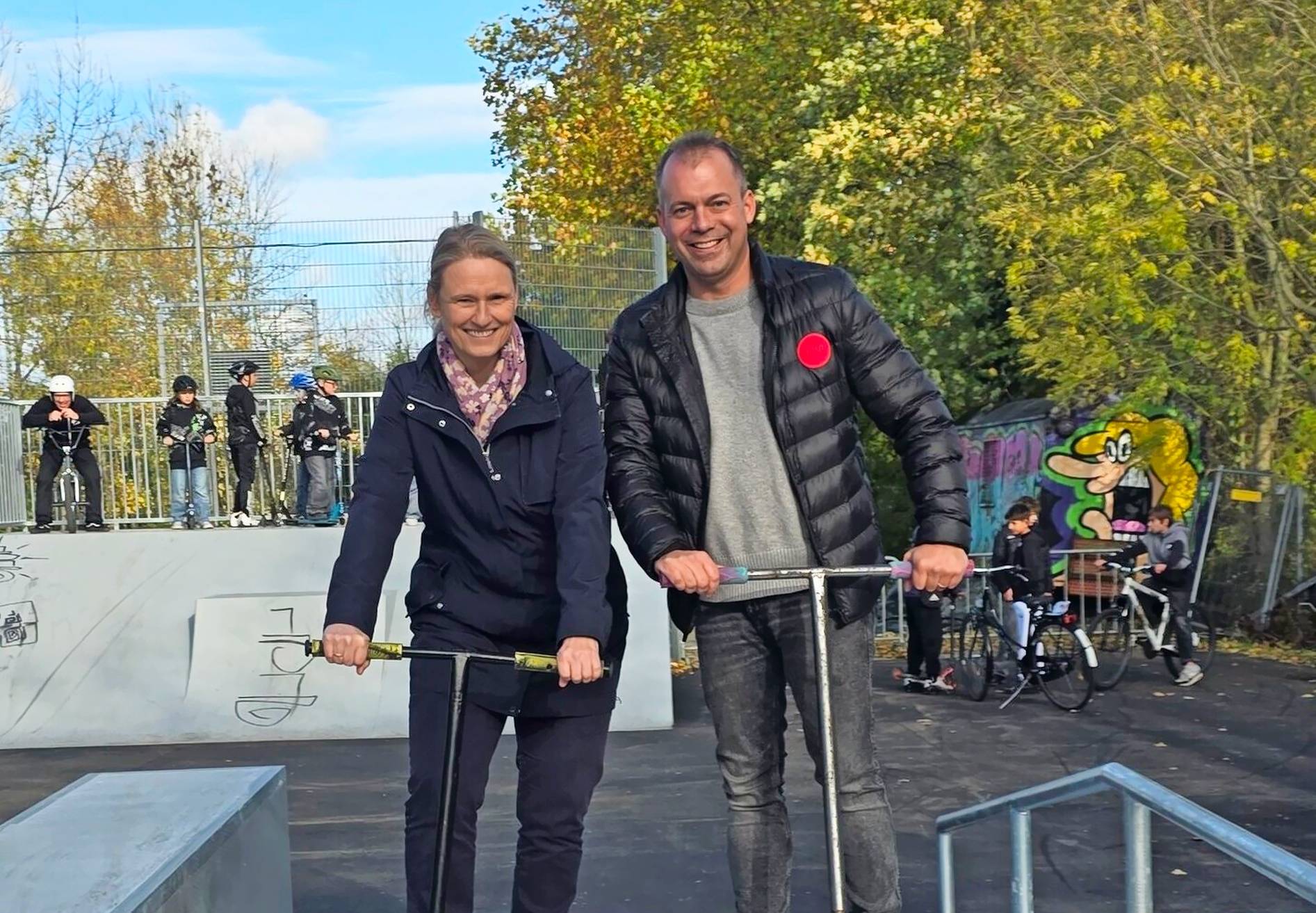 Die kleine Rampe war kein Problem für Sarah Bünstorf und Bürgermeister Christian Pakusch. Dazu hatten sie sich zwei Scooter von Jugendlichen kurz ausgeliehen.