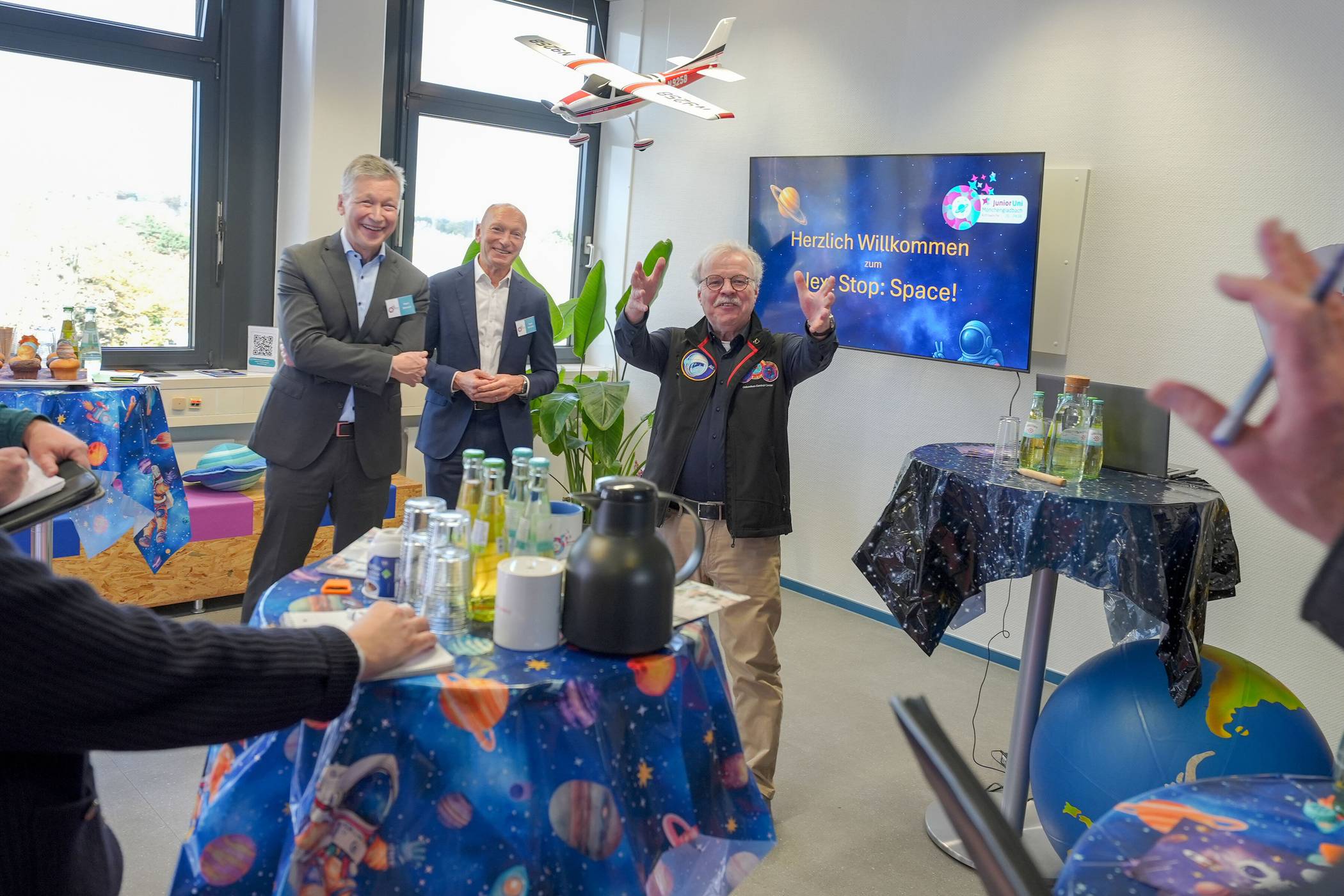Hartmut Wnuck und Nobert Bienen, Geschäftsführer der JuniorUni, mit Astronaut Prof. Dr. Reinhold Ewald.