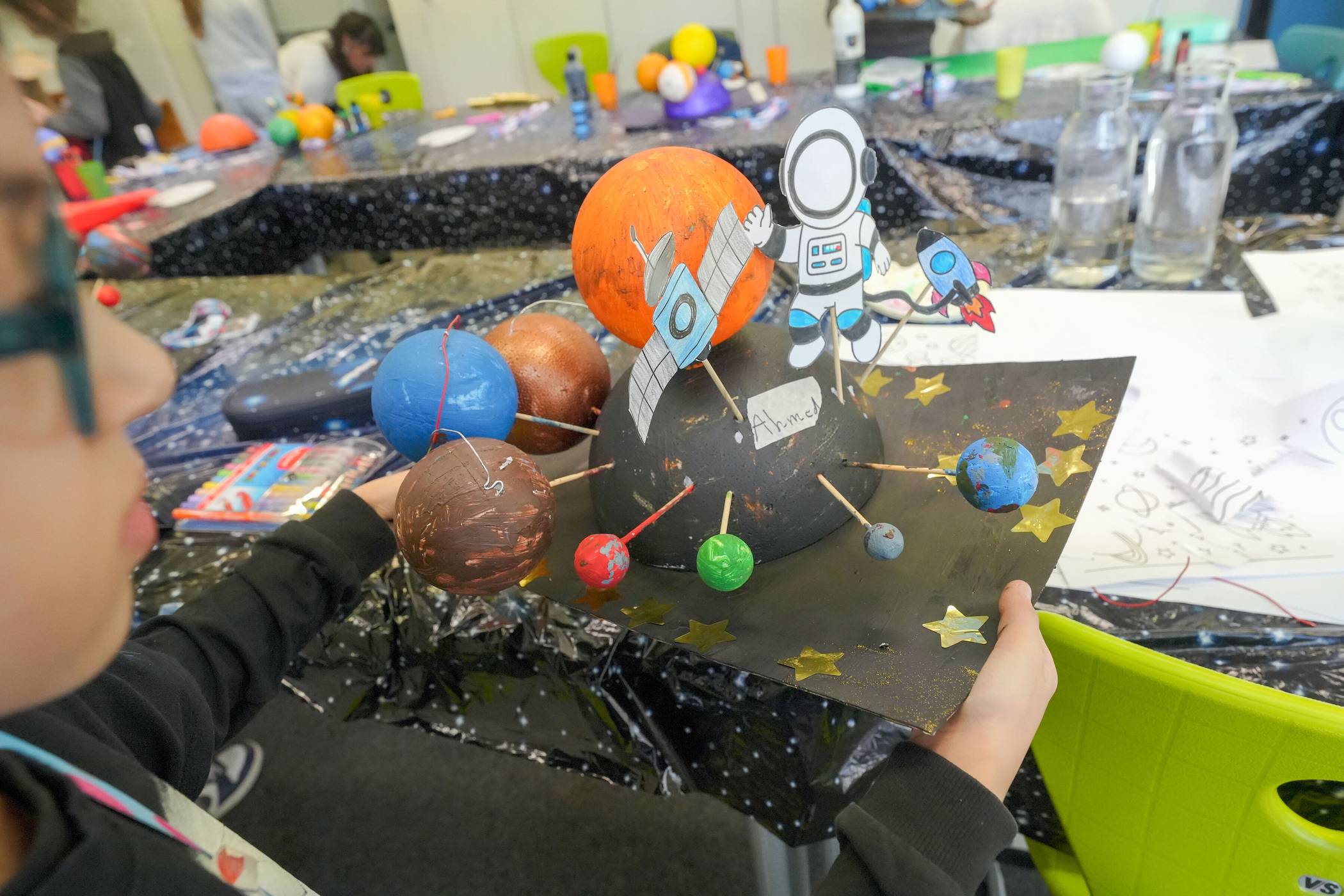 In der Astrowoche der JuniorUni beschäftigten sich die Kinder auch äußerst kreativ mit dem Weltall und der Raumfahrt.