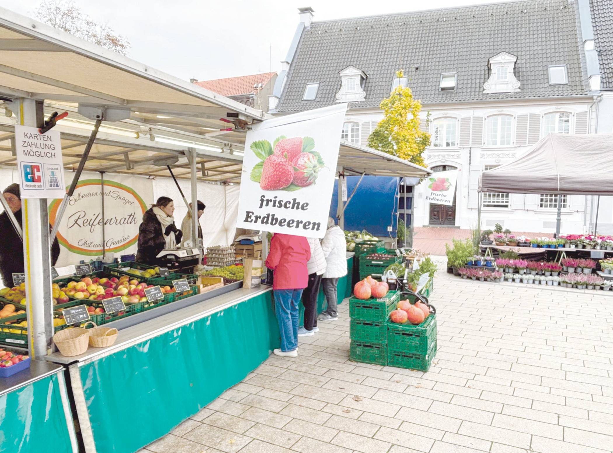  Der Rheinberger Wochenmarkt auf dem historischen Marktplatz erhält spürbar neuen Auftrieb. 