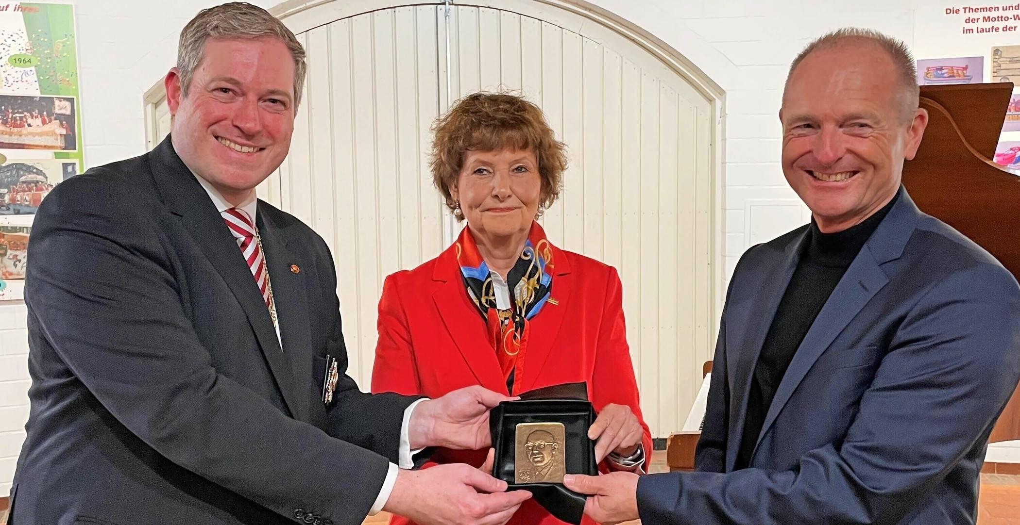  Dirk Thorand (r.), Vorsitzender von Meerbusch hilft“ nahm die Dr.-Franz-Schütz-Plakette von Heinzelmännchen-Präsident David Burkhardt entgegen. Die letzte Trägerin der Plakette, die ehemalige Bürgermeisterin Angelika Mielke-Westerlage, hatte die Laudatio gehalten. 