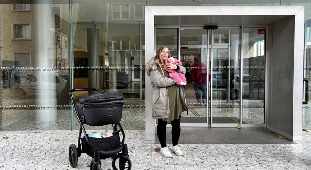 Mutter Laura Schäffer mit der kleinen Marie, die direkt vor der Zentralbibliothek das Licht der Welt erblickte.