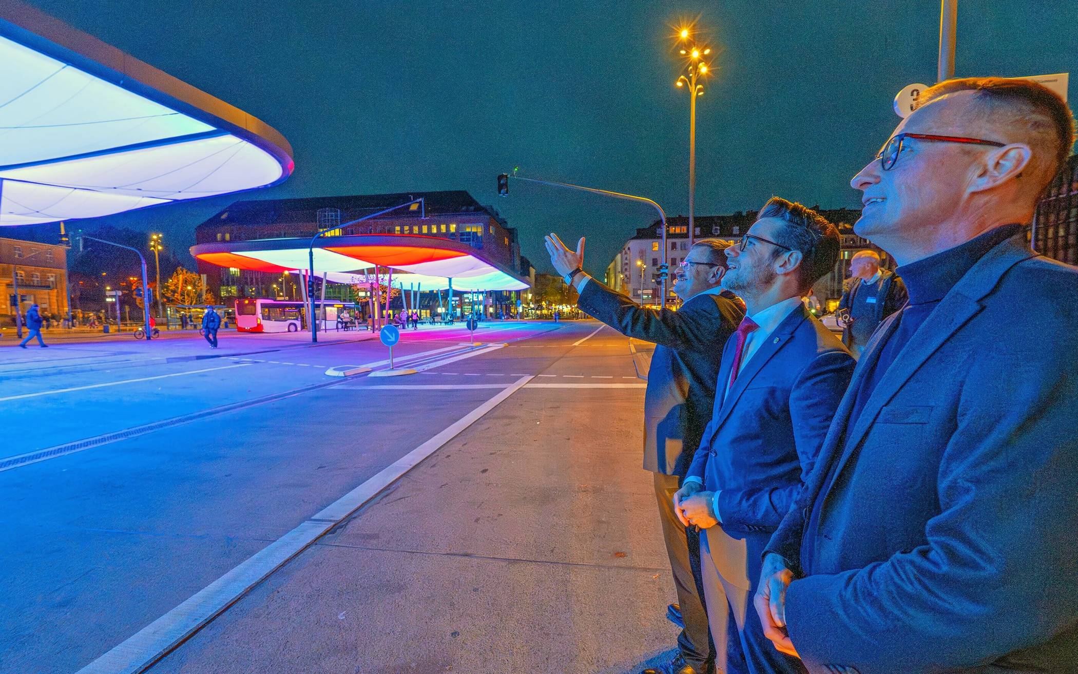   „Mindestens der schönste Busbahnhof Deutschlands“: NEW-Geschäftsführer Wolfgang Opdenbusch, Oberbürgermeister Felix Heinrichs und NEW-Vorstand Thomas Bley (v.l.) eröffneten den neuen ZOB.   