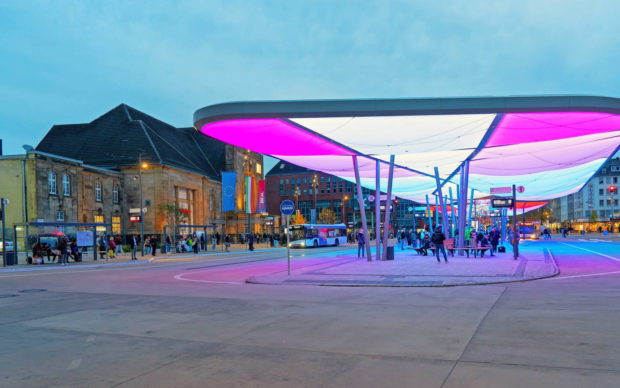  Blickfang Membrandach mit Farbwechsel: Bei besonderen Heimspielen geht auch Borussia-Grün. 