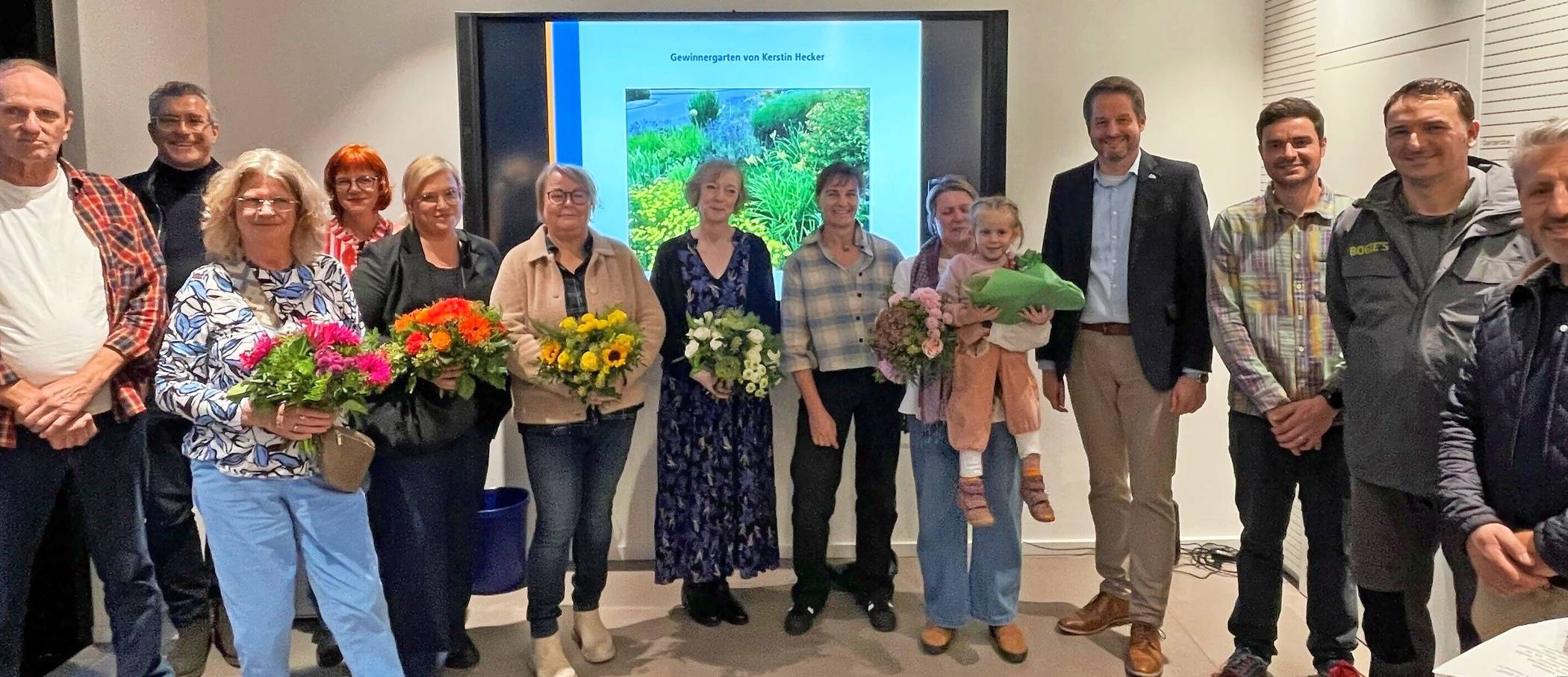 Sie sind die Siegerinnen von „Meerbuschs Vorgärten des Jahres 2025“: Kerstin Hecker (3.v.l.), Annika Bödefeld (5.v.l.), Ariane Jeckel (6.v.l.), Heike Marschall (7.v.l.) und Kathrin Hofmann (8.v.l., mit Tochter Maja) mit Bürgermeister Christian Bommers (4.v.r.) und den Vertretern der Meerbuscher Garten- und Pflanzencenter. Es fehlt krankheitsbedingt: Gewinnerin Lena Minkley. 