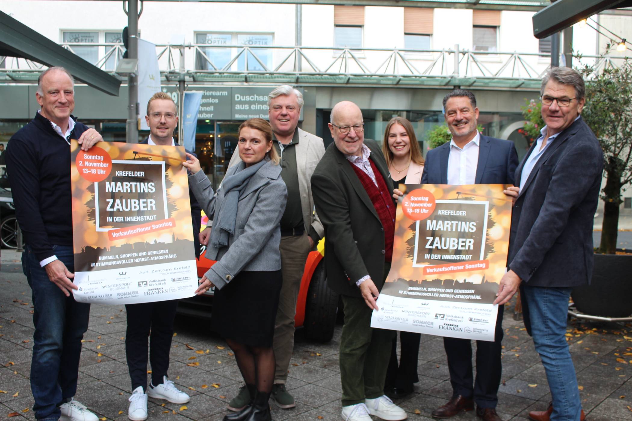  Laden freundlich zum Martinszauber am Sonntag, 2. November, in die Krefelder Innenstadt ein: die Mitglieder der Werbegemeinschaft mit ihrem Vorsitzenden Christoph Borgmann (l.). Foto: Müller   