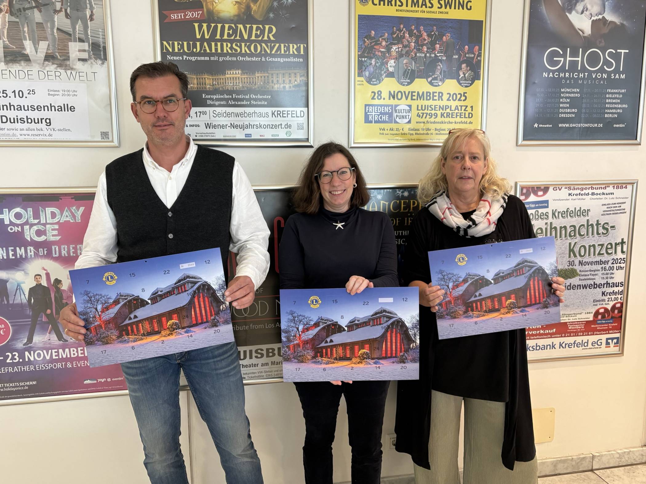  Präsentieren den neuen Lions-Adventskalender (von links): Heiko Meiners und Ulrike Langendonk vom Lions-Club Krefeld-Niederrhein sowie Birgit Bökels, Leiterin des Mediencenter Krefeld. 