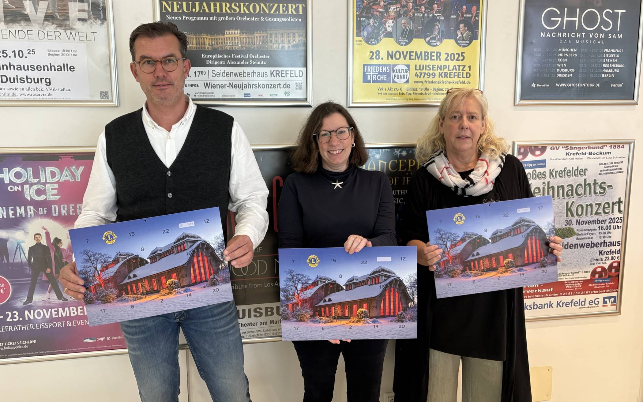 Präsentieren den neuen Lions-Adventskalender (von links):