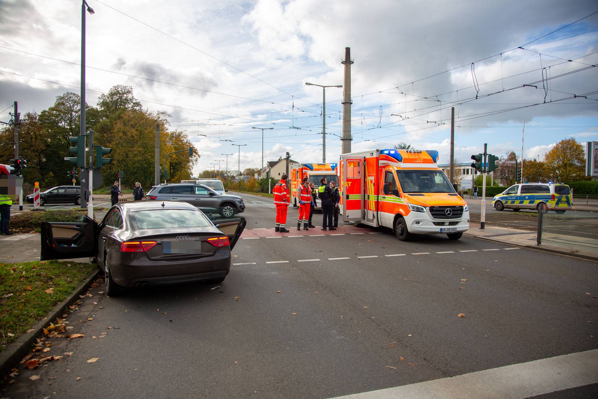 Schwerer Unfall in Krefeld-Stahldorf an der Kreuzung Gladbacher Straße / Oberschlesienstraße.