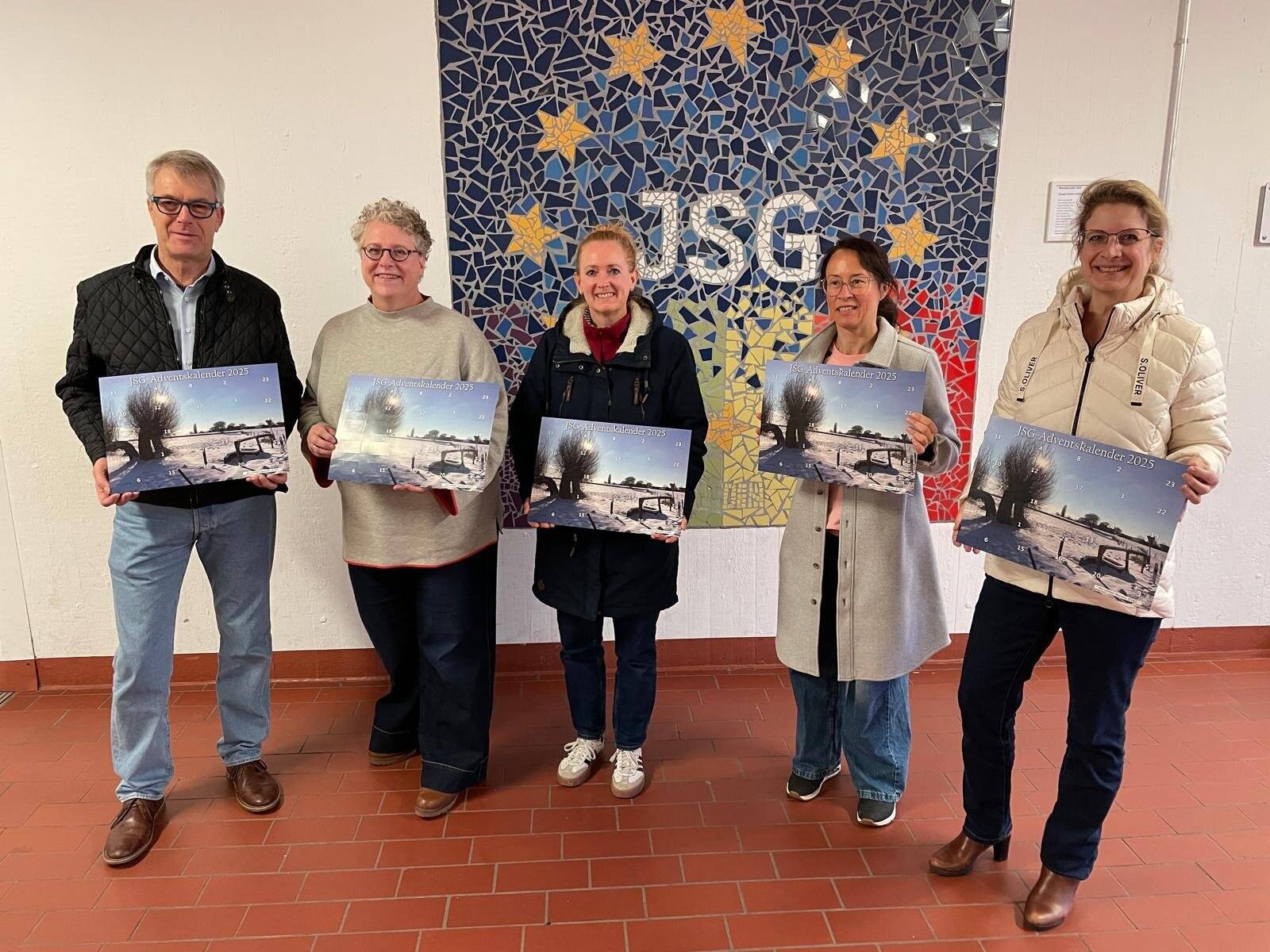 Vergangene Woche präsentierte der Förderverein des Julius-Stursberg Gymnasiums den diesjährigen Kalender. 
