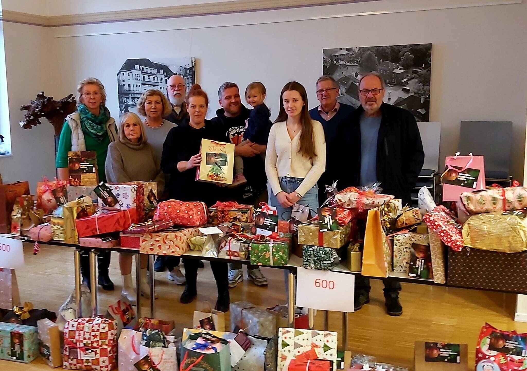 Geschenkübergabe 2024 im Café Lyzeum 