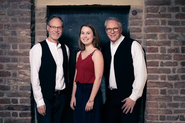 Hans van Triel (Gitarre und Gesang), Johanna Furtmann (Gesang) und Dieter Hackfurth (Gitarre, Gesang und Harmonika)