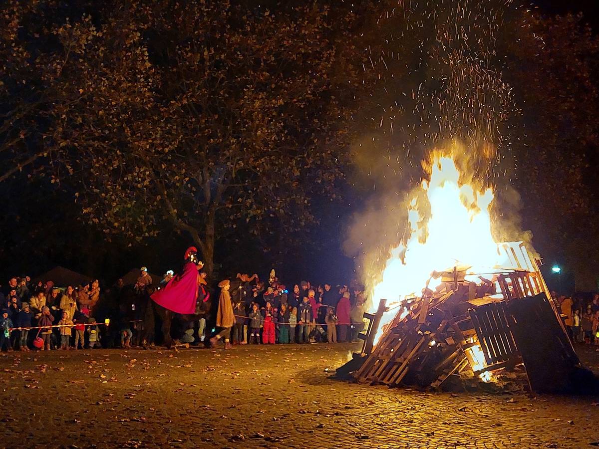 Sankt Martin reitet durch Neukirchen