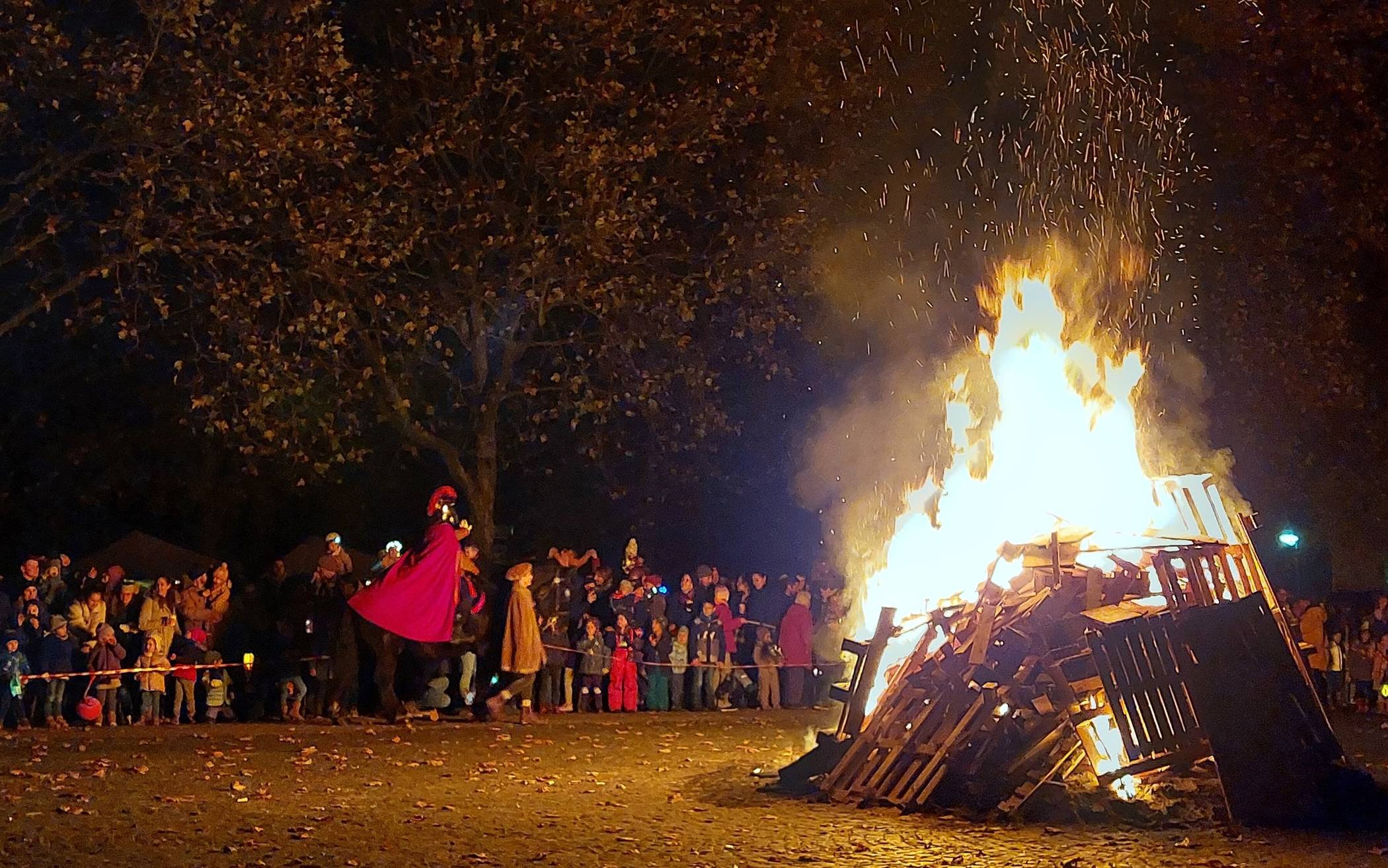 Sankt Martin reitet durch Neukirchen