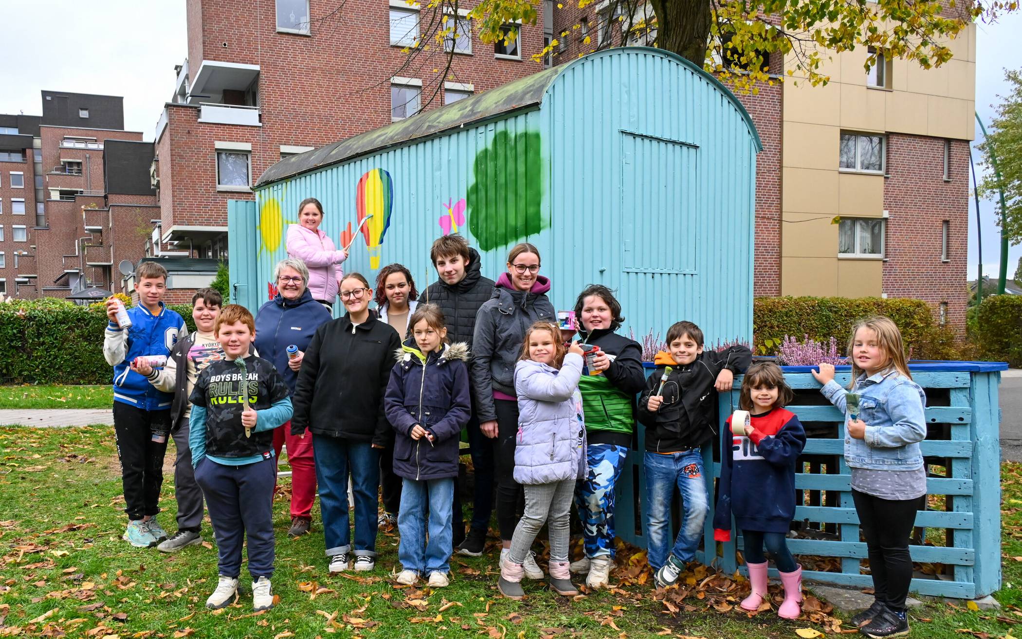 Mit Pinsel, Farbeimer, Spraydose und ganz viel Kreativität gestalteten Kinder und Jugendliche aus der Wohnanlage Höhenblick und aus der Nachbarschaft den alten Bauwagen auf dem Gelände neu.