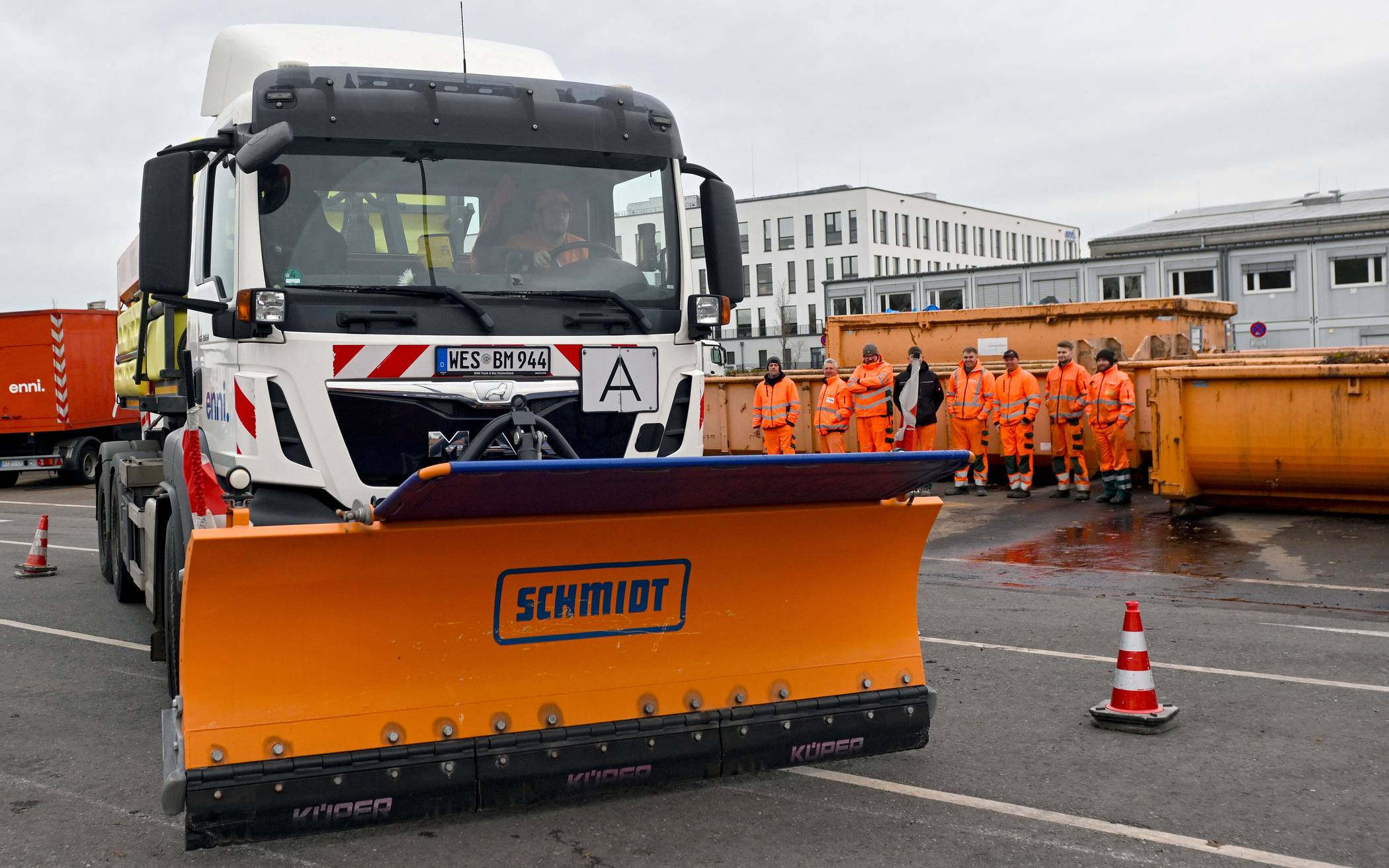 Enni bereitet den Winterdienst vor.