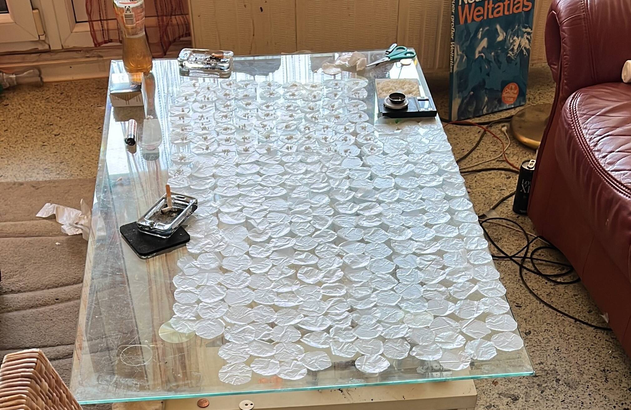 Bei Hausdurchsuchungen fand die Polizei diese vorbereiteten Verpackungseinheiten für Drogen.