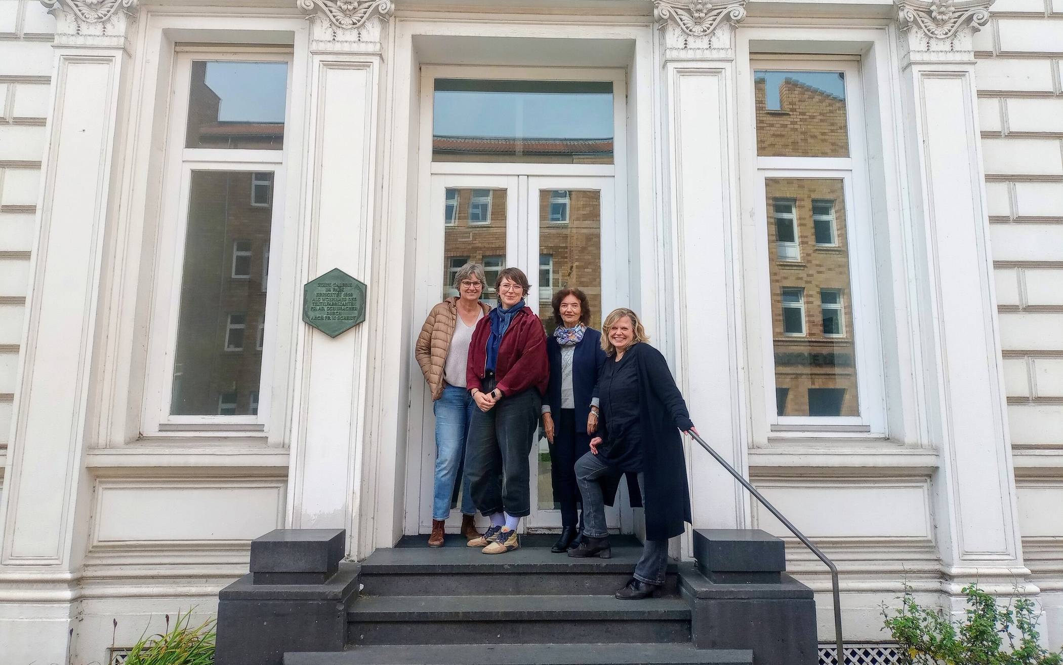  Vertreterinnen des Viersener Frauenforums (v.l.), Annegret Klein-Heßling (Psychologische Beratungsstelle, Diakonie), Sara Bongartz (Frauenberatungsstelle, Frauenzentrum Viersen) und Maria Claßen (Euregia – Frauenwege zwischen Rhein und Maas) sowie Diana Welters von der Gleichstellungsstelle der Stadt.  