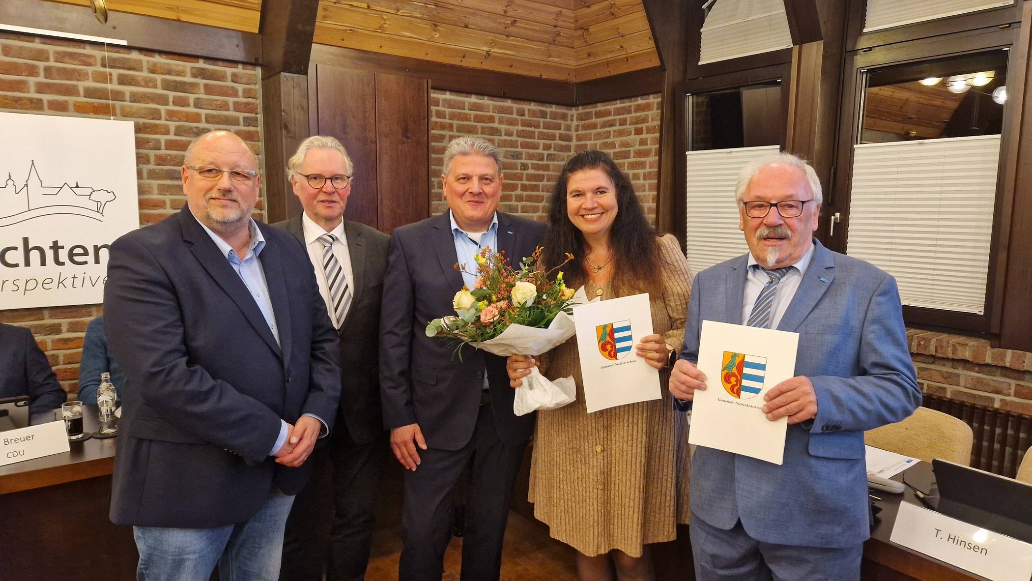 Die stv. Bürgermeister bzw. Bürgermeisterin Heinz Wallrafen (rechts), Bianca Exner und Marco Goertz (links) mit Bürgermeister Thomas Ricker sowie Hans Mankau (Mitglied mit der längsten durchgehenden Ratsmitgliedschaft.   