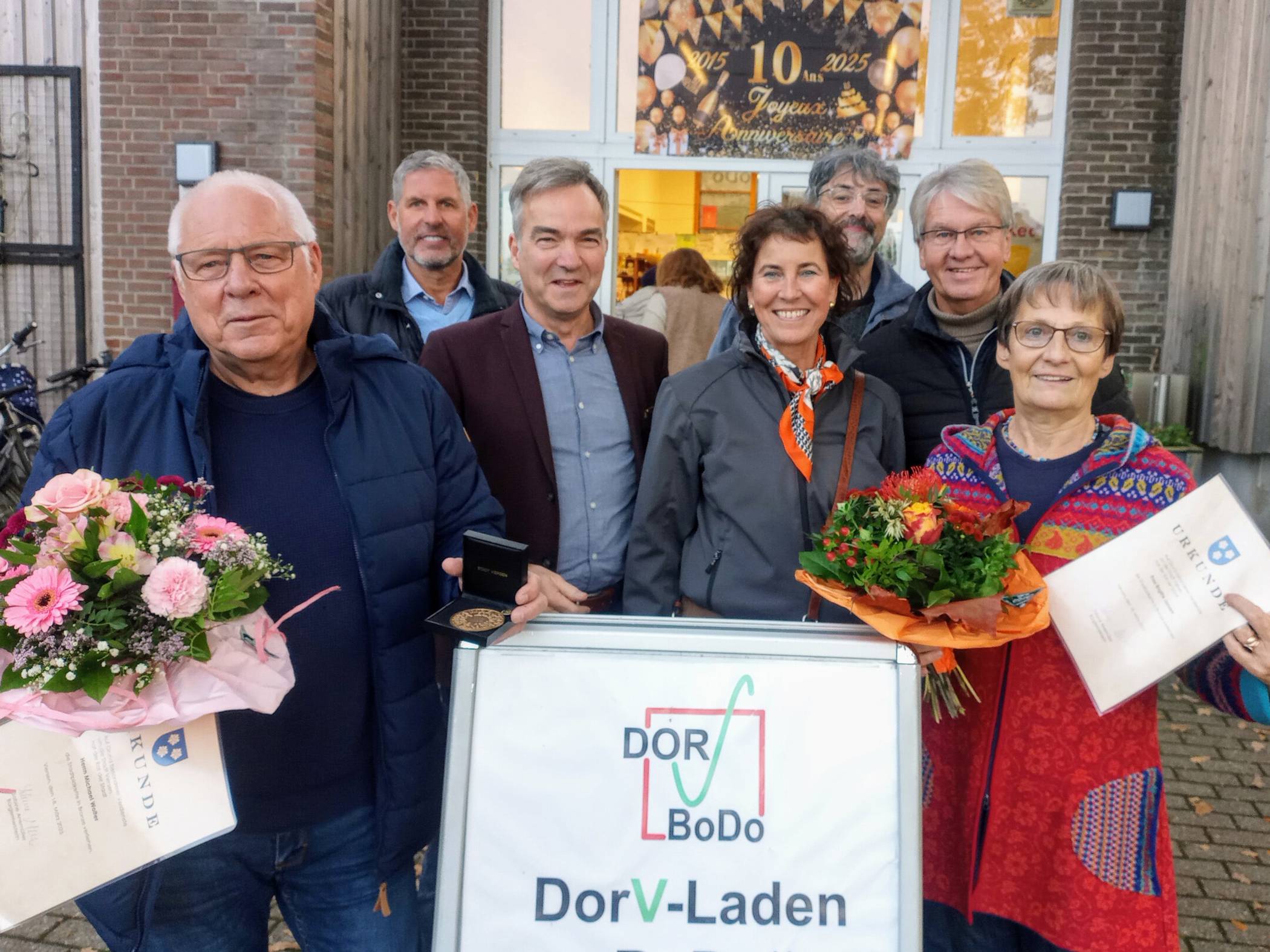 Die Übergabe der Stadtplakatte in Bronze für "BoDo". 