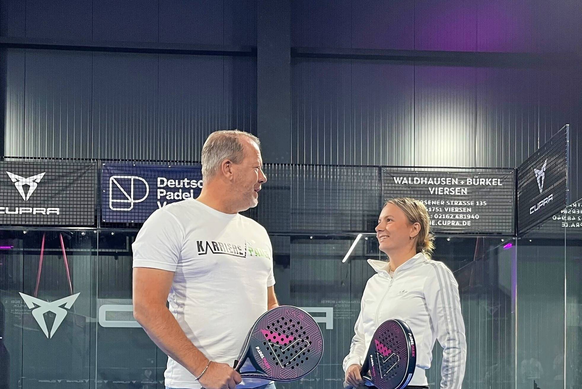 So könnte ein Arbeitgeber-Azubi-Team auf dem Karriere-Padel-Court aussehen: Sven Breuer und seine Tochter Emma. 