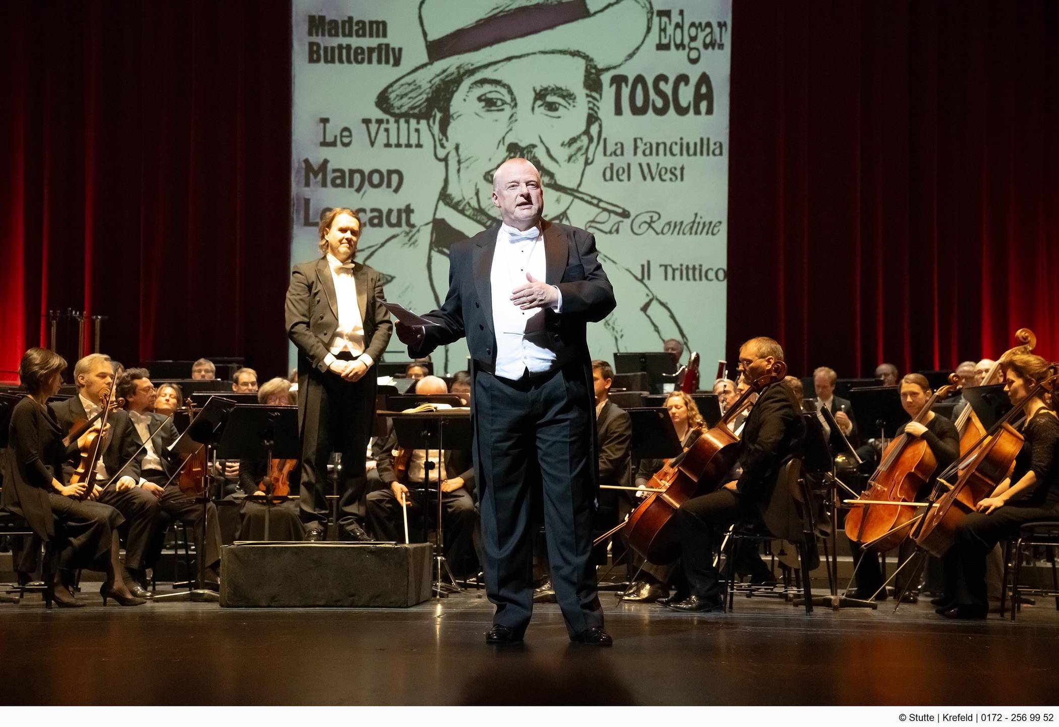  Festlich: Generalintendant Michael Grosse moderiert die Operngala. Es spielen die Niederrheinischen Sinfoniker.  