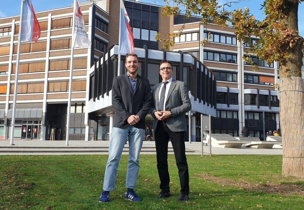  Seit dem 3. November 2025 verstärkt Leon Möllney (l.) als Klimafolgenanpassungsmanager die Stabsstelle Klimaschutz und Klimafolgenanpassung bei der Stadt Kamp-Lintfort.  