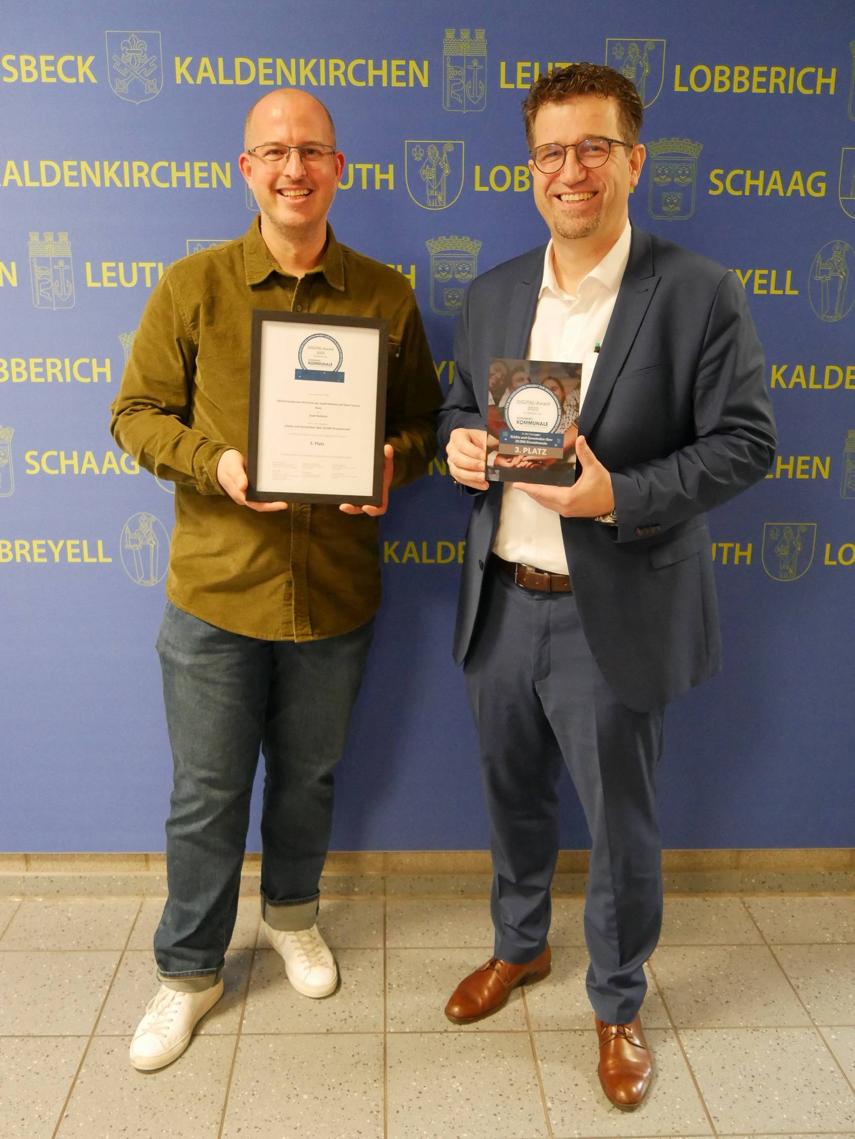  Thorsten Rode, Leiter des IT-Service mit Bürgermeister Christian Küster (r.). 