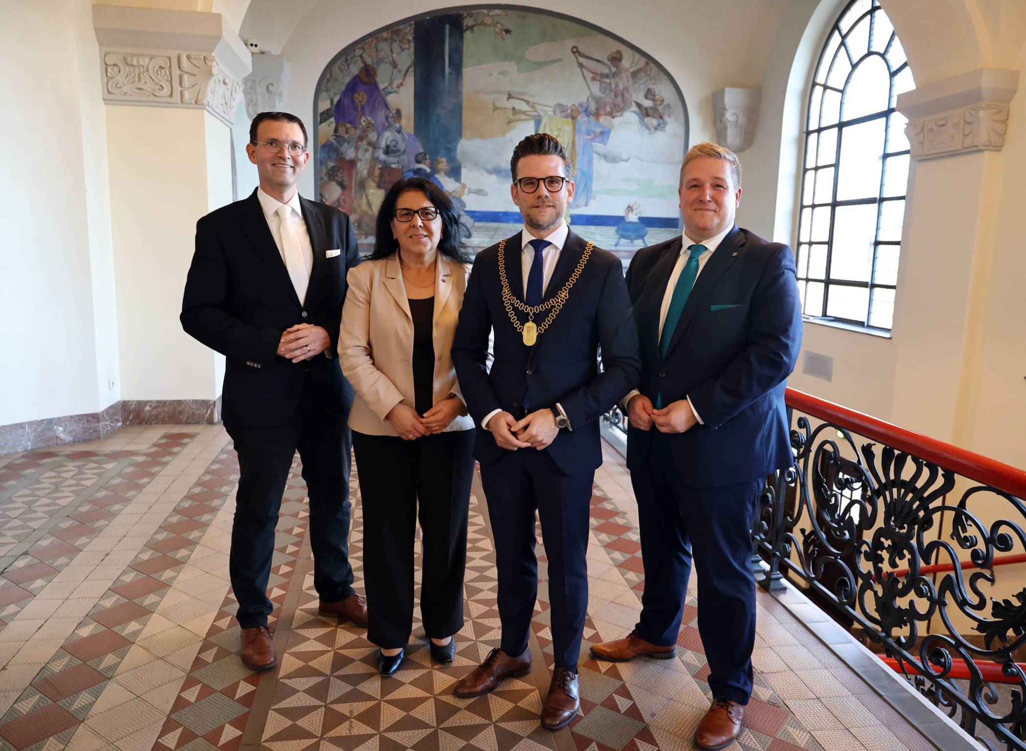 Oberbürgermeister Felix Heinrichs (3.v.l.) mit seinen neuen ehrenamtlichen Vertretern (v.l.) Bernhard Stein (Dritter Bürgermeister, CDU), Gülistan Yüksel (Erste Bürgermeisterin, SPD) und Martin Heinen (Zweiter Bürgermeister, CDU). 