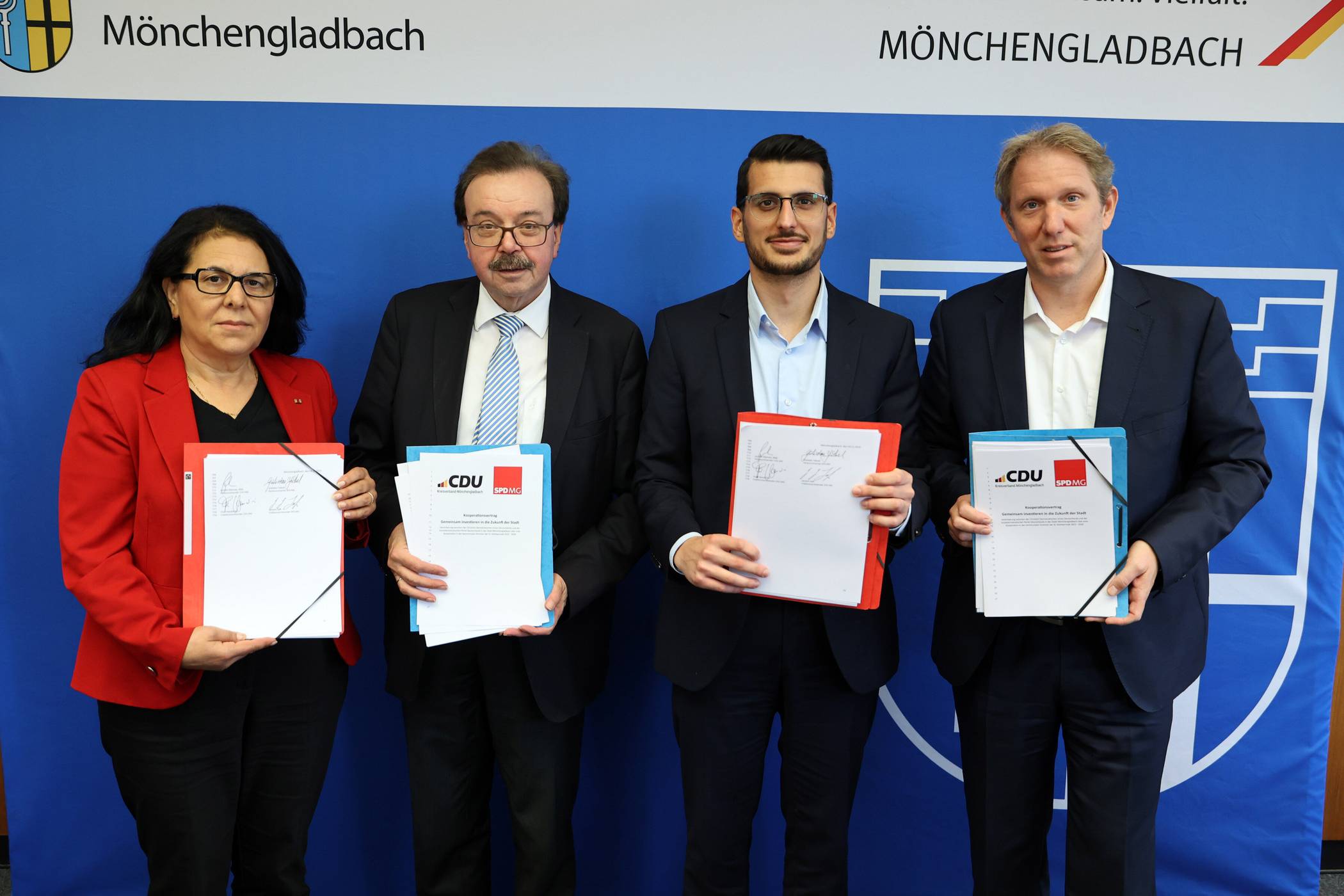 CDU und SPD haben in Mönchengladbach einen Kooperationsvertrag geschlossen. V.l.: Gülistan Yüksel, Vorsitzende SPD MG, Fred Hendricks, Vorsitzender CDU-Ratsfraktion, Janann Safi, Vorsitzender SPD-Ratsfraktion, und Jochen Klenner, MdL, Vorsitzender CDU MG. Foto: Markus Rick