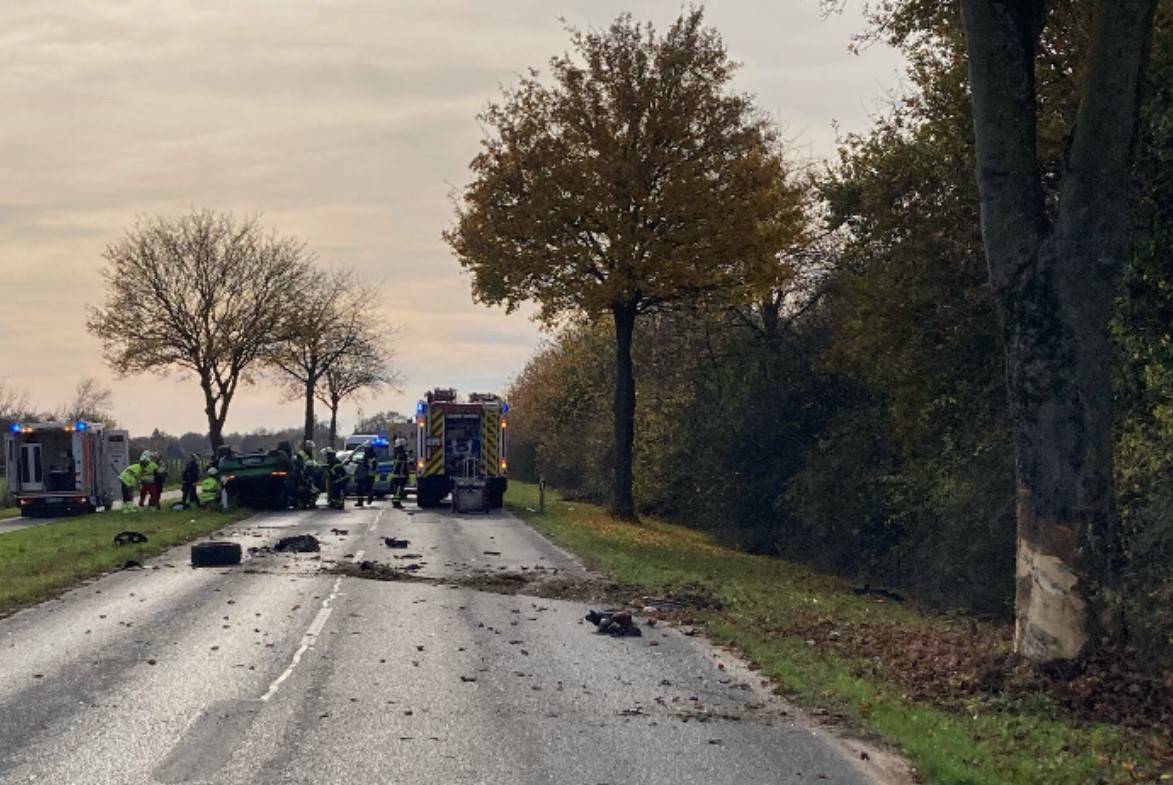 Pkw kollidiert mit Baum