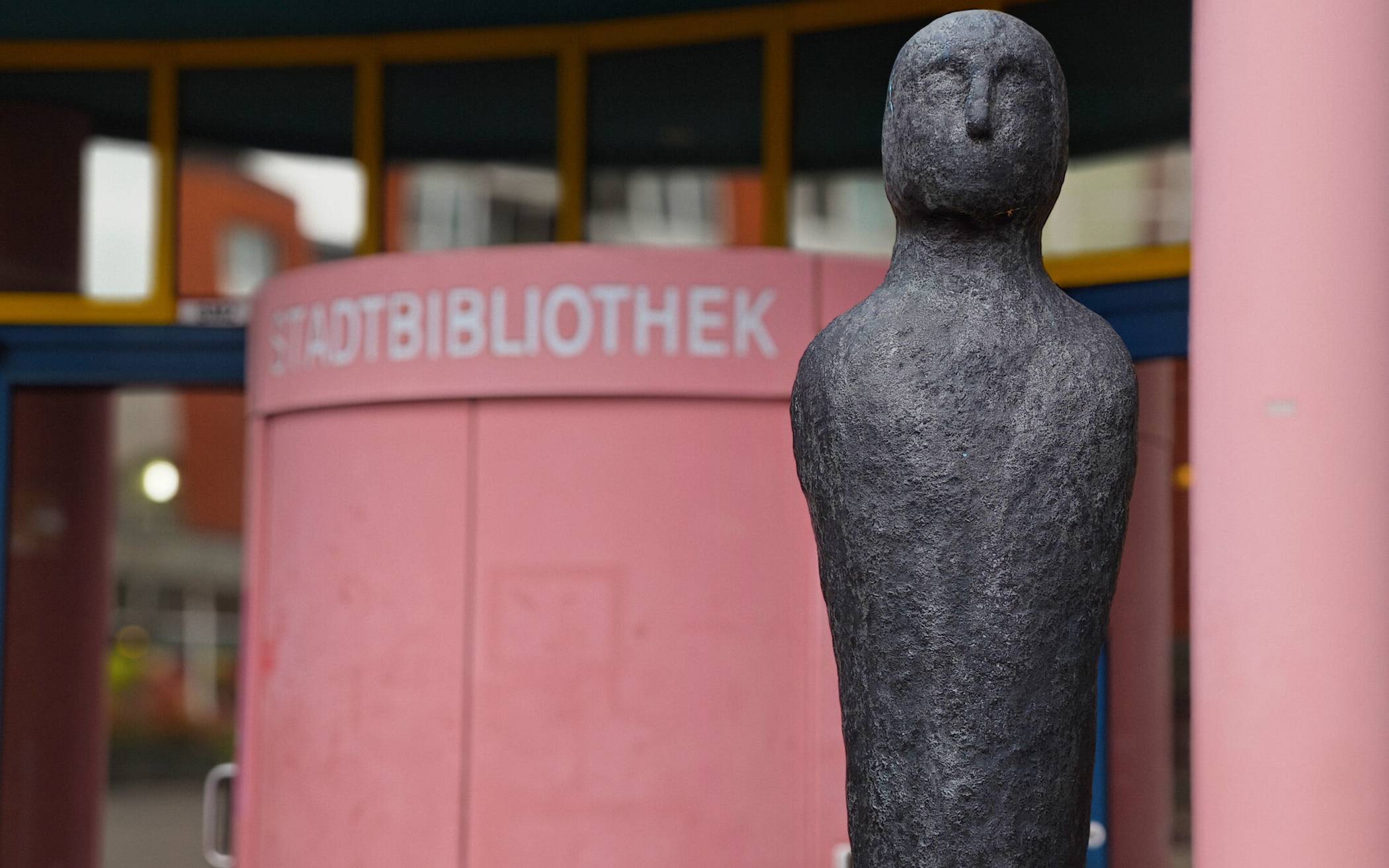 Maria Lehnens weibliche Skulptur vor der