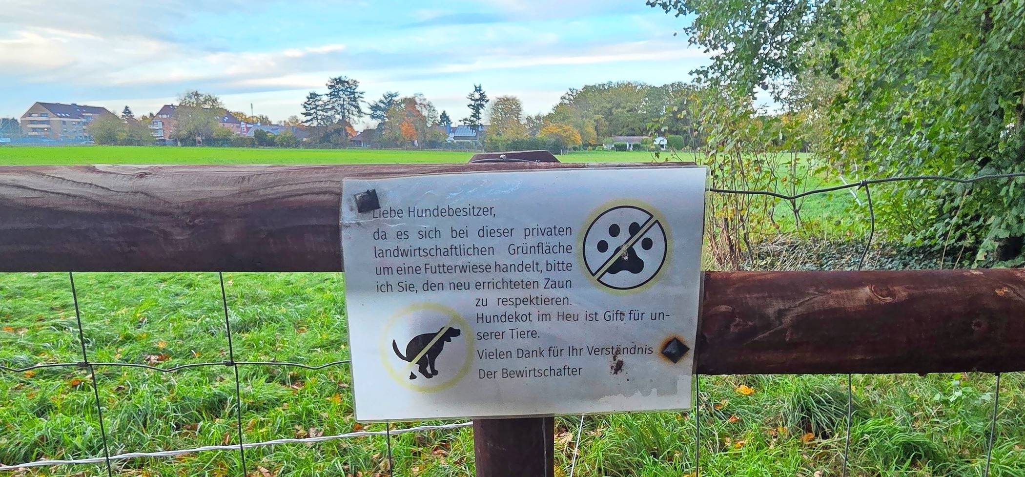  Diese Wiese wurde nun eingezäunt, weil es sich um eine Futterwiese handelt und Hundekot im Heu Gift für die Tiere ist. 
