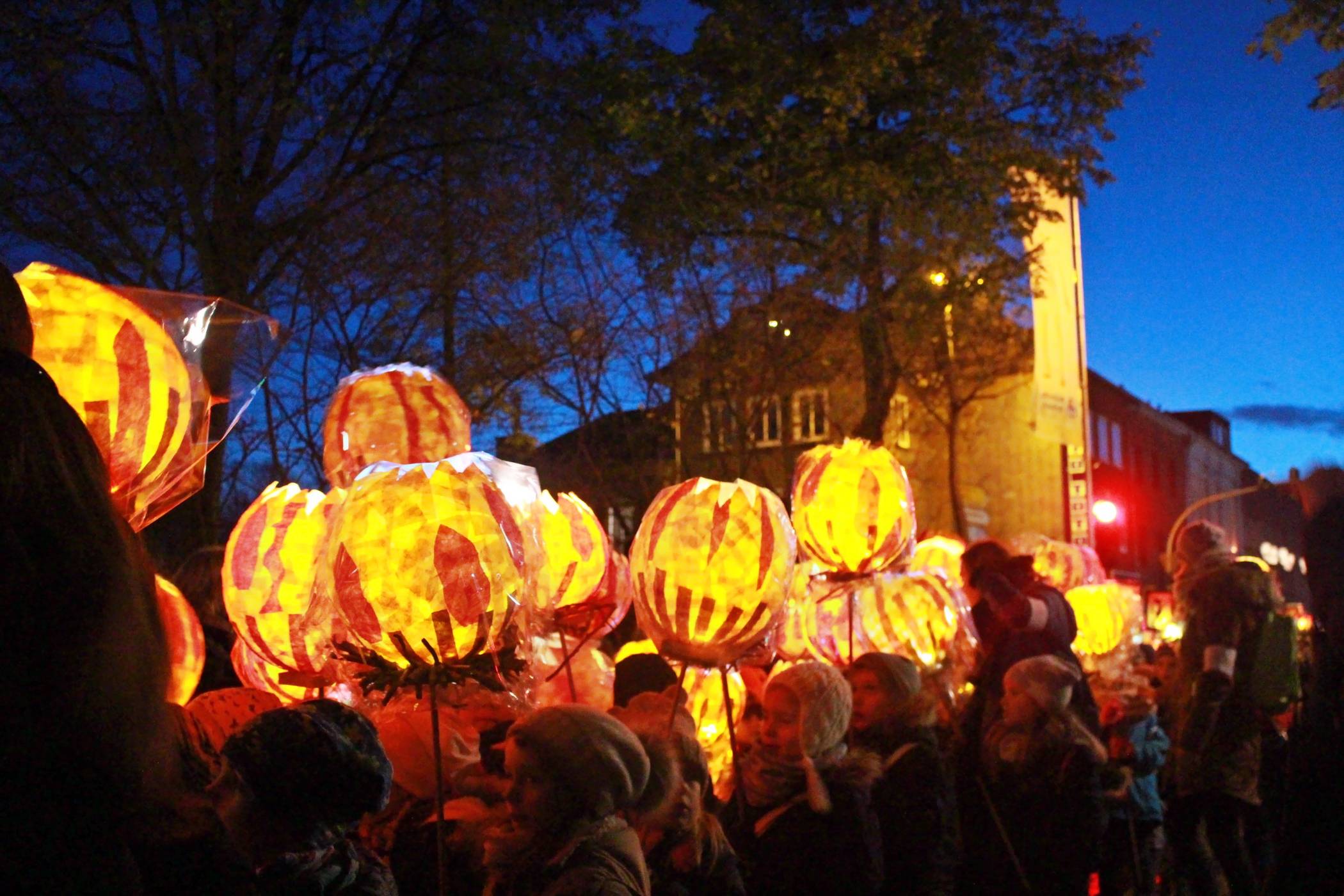 Überall ist St. Martin jetzt unterwegs und wird von den Kindern mit einem bunten Lichtermeer begrüßt. Besonders ansehnlich sind die beiden großenr Kempener Martinszüge mit ihren kunstvoll gestalteten Laternen und Fackeln. 