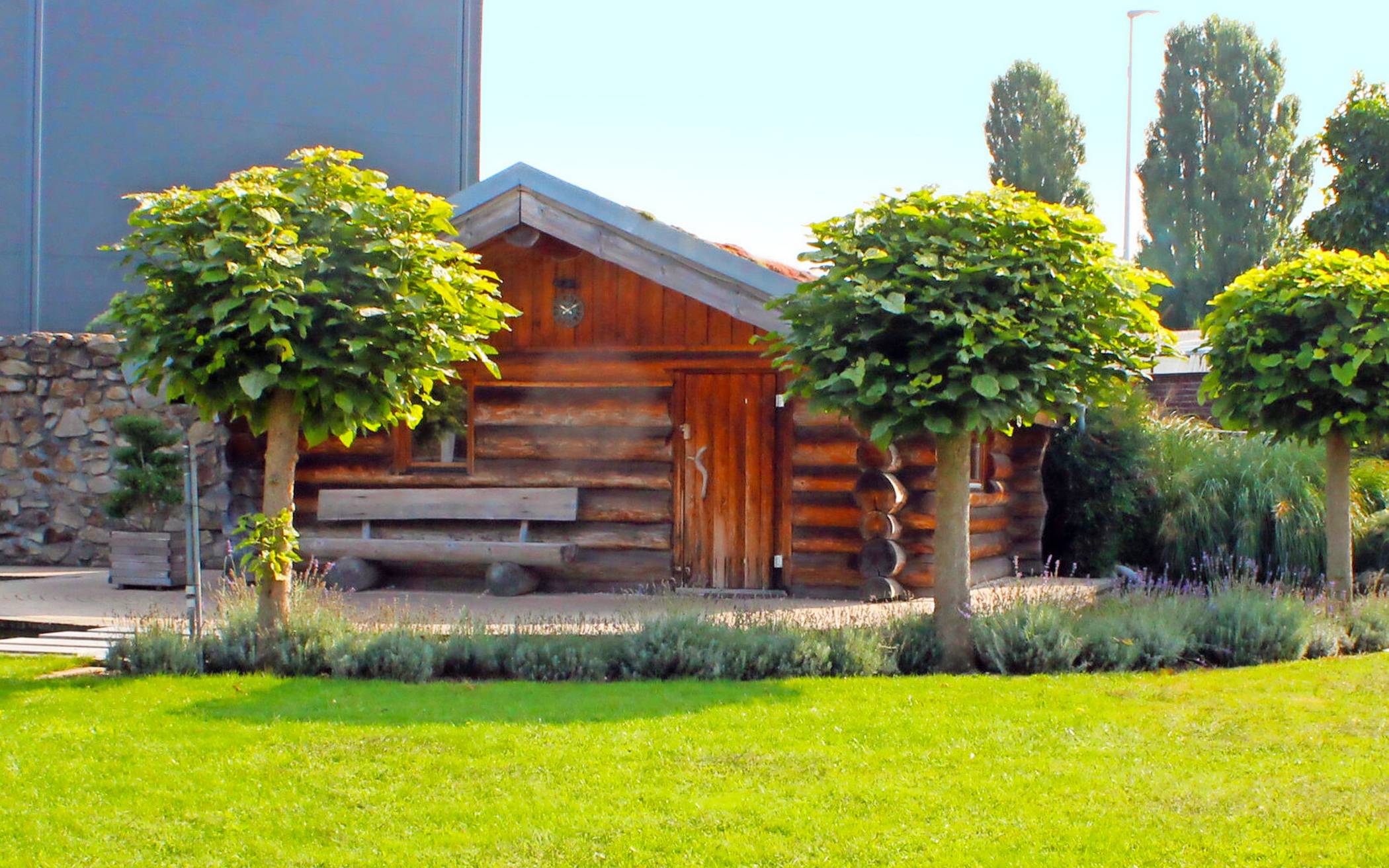Die Blockhaus-Sauna mit dem Garten ist