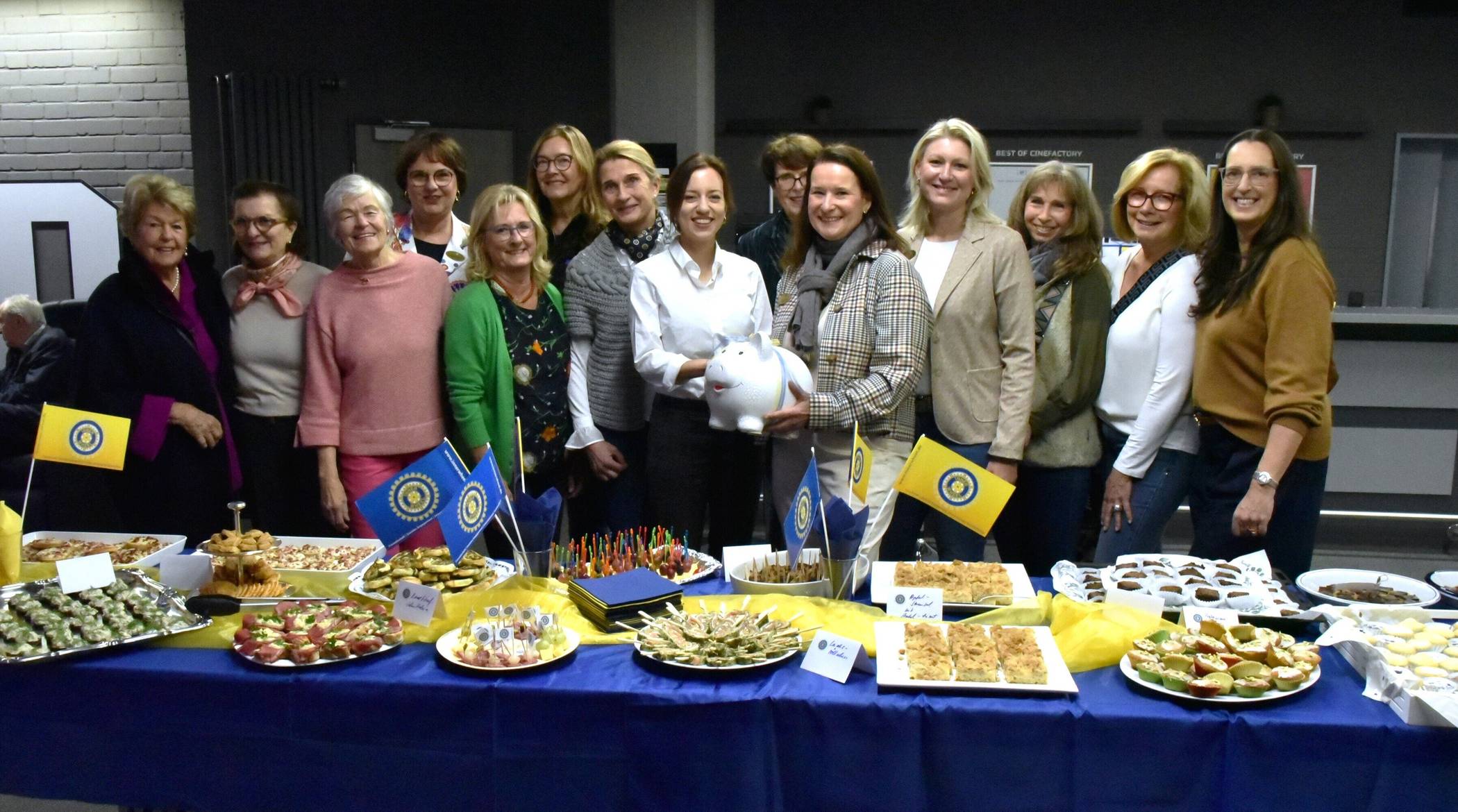Der Inner Wheel Club Mönchengladbach hat den Erlös aus seinem Benefiz-Kino Event 3.0 an Obstkäppchen gespendet. 