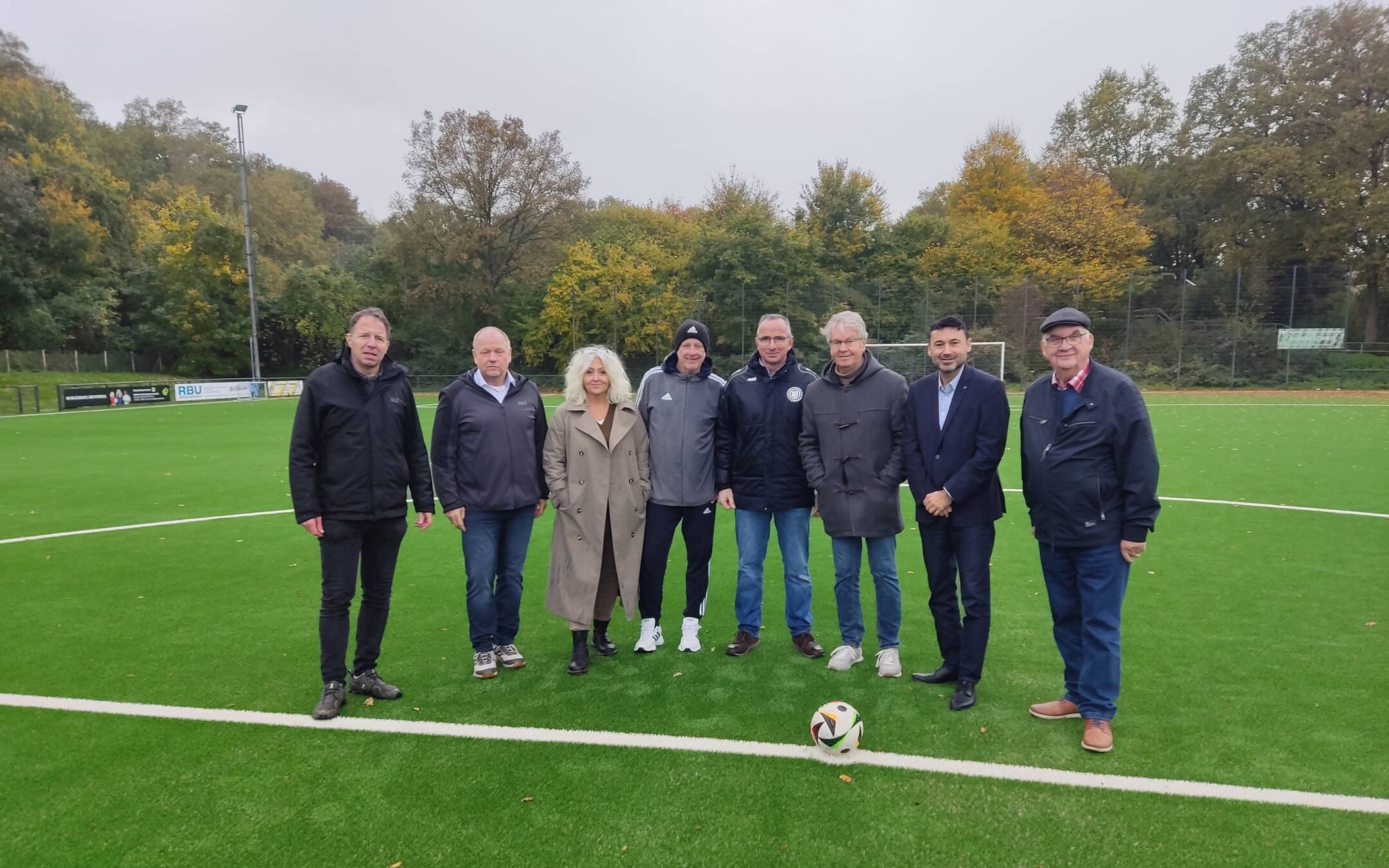  Der neue Kunstrasenplatz der Sportanlage Helenabrunn wurde offiziell vorgestellt. 