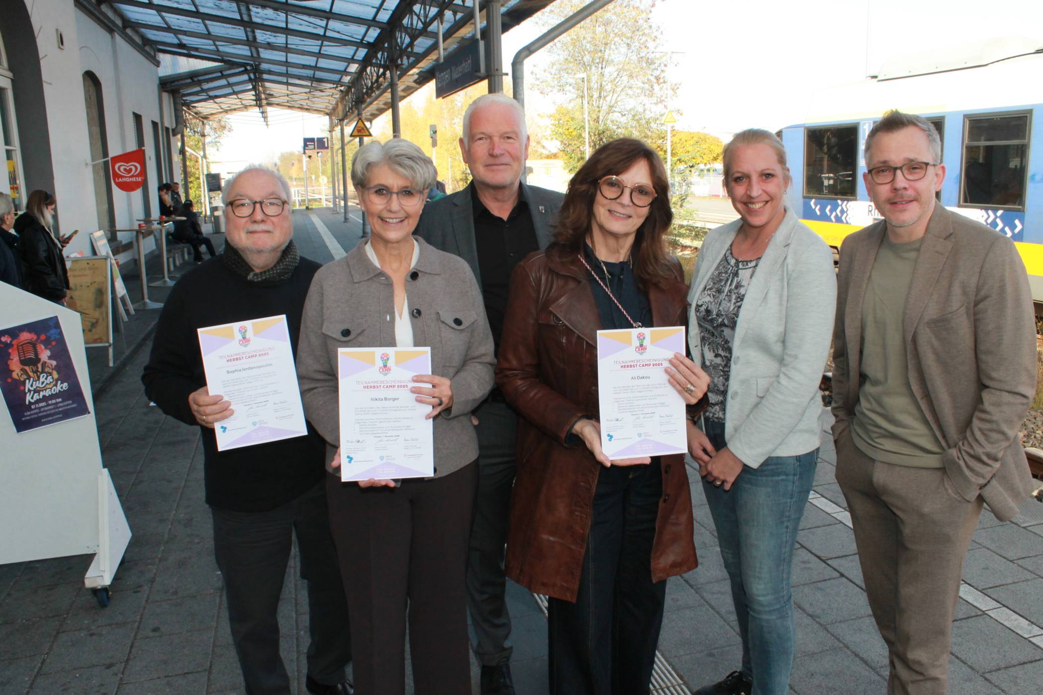  Klaus Neufeldt (DGB-Vorsitzender Kreis Viersen), Kirsten Wittke-Lemm (Hauptgeschäftsführerin der Unternehmerschaft Niederrhein), Christoph Dellmans (Bürgermeister der Stadt Kempen), Ute Straeten (Bereichsleiterin im Jobcenter Kreis Viersen), Stephanie Schmidt (Bereichsleiterin der Agentur für Arbeit Krefeld) und Jens Ernesti (Sozialdezernent des Kreises Viersen, von links) gehören zu den Vertretern der Institutionen, die das Projekt ins Leben gerufen haben. 