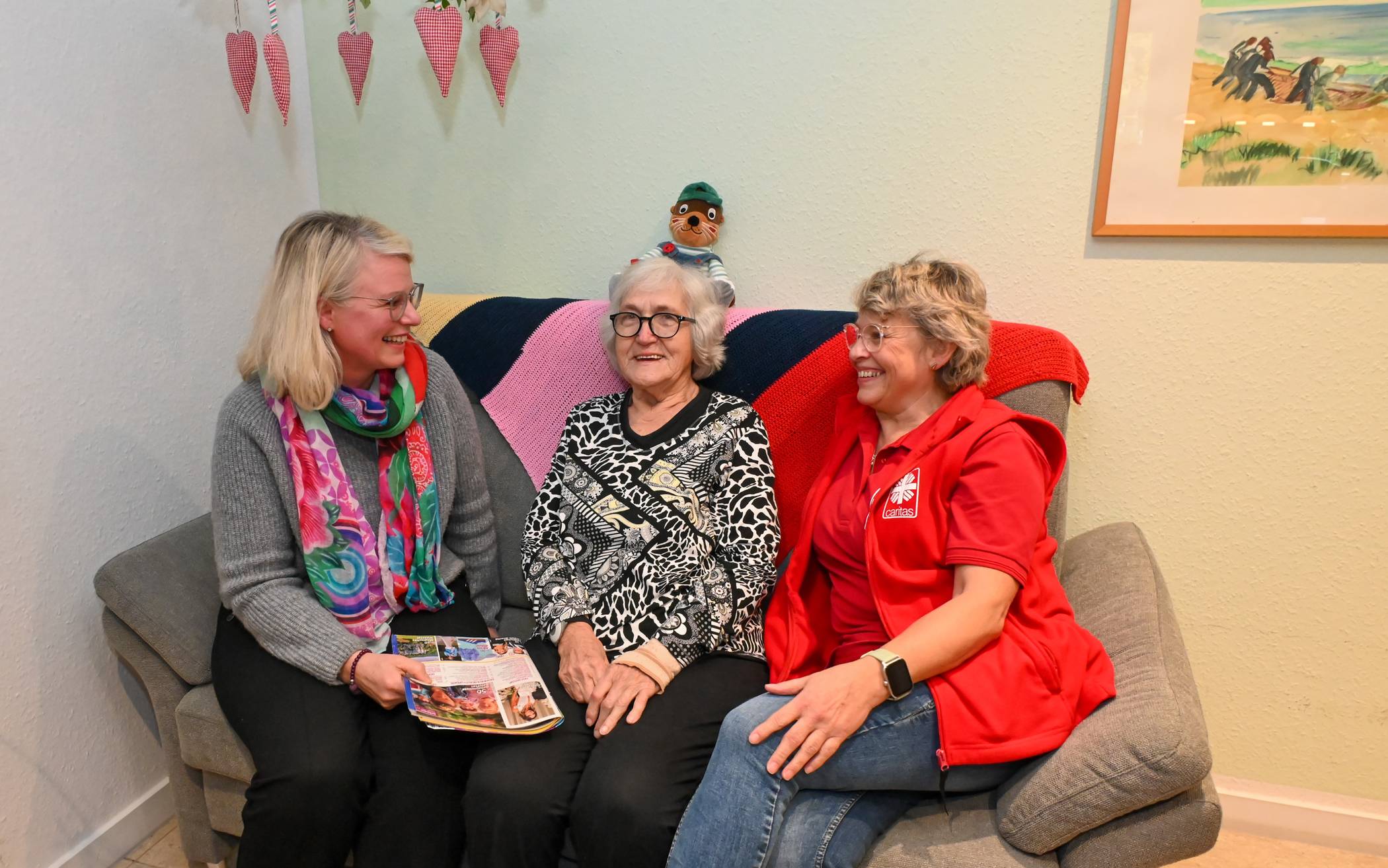 Irmgard von Czarnowski (Mitte) ist froh über die Unterstützung, die sie in ihrer Wohnung und in der Tagespflege bekommt. Für Jutta Hemmerich (l.) und Birgit Rameckers vom Caritasverband zeigt die 88-Jährige, wie man gut mit Pflegebedürftigkeit umgehen kann. 