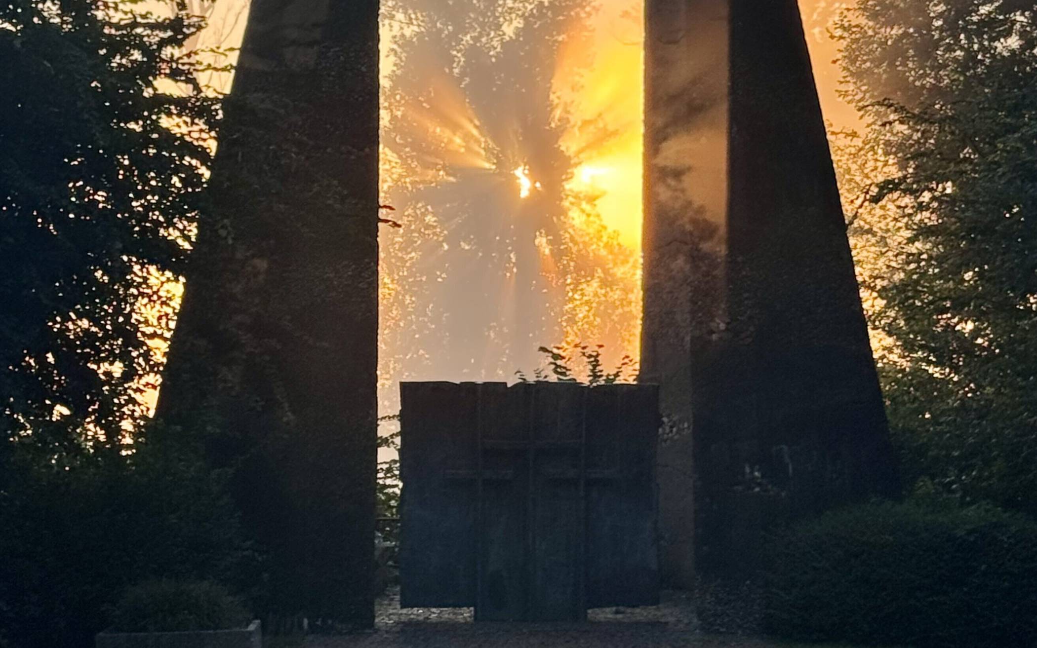 Die Gedenkfeier am Kriegsehren- und Mahnmal „Tor der Toten“ in Rheinberg-Mitte beginnt am 16. November um 12 Uhr mit dem Abmarsch vom Großen Markt.